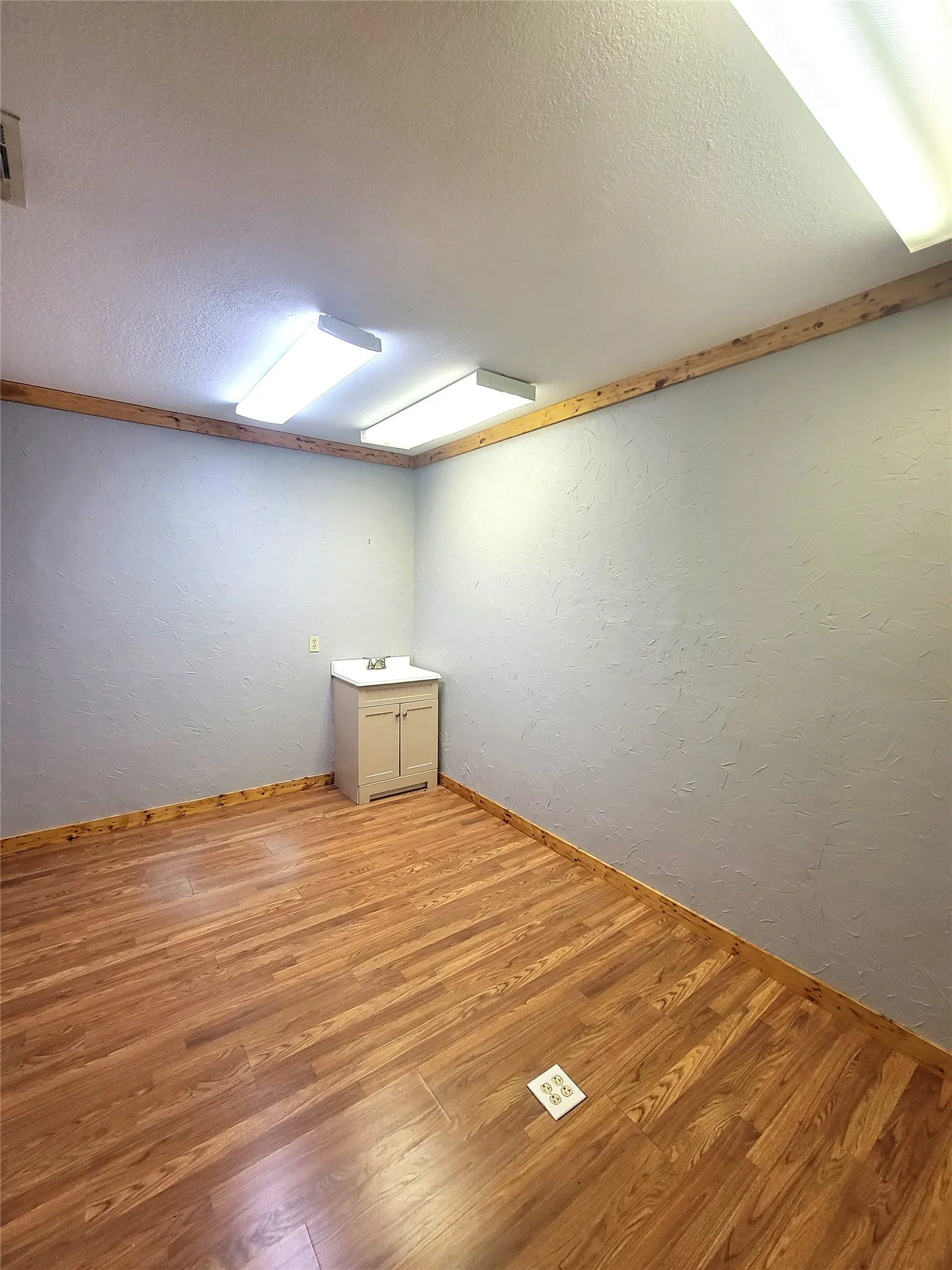 Office For Sale in Hill County , 213 S Bosque Street, Whitney, Texas 76692, 0, 0, Garage spaces, 0 Sqft, built in 1982, Preowned, mls#20500537, Real Estate Agent in Whitney, Homes For Sale in Hill county, Homes For Sale in Whitney, Realtor in Whitney Texas, Real Estate Brokerage Independent Realty Texas, Luminita Cordes Realtor