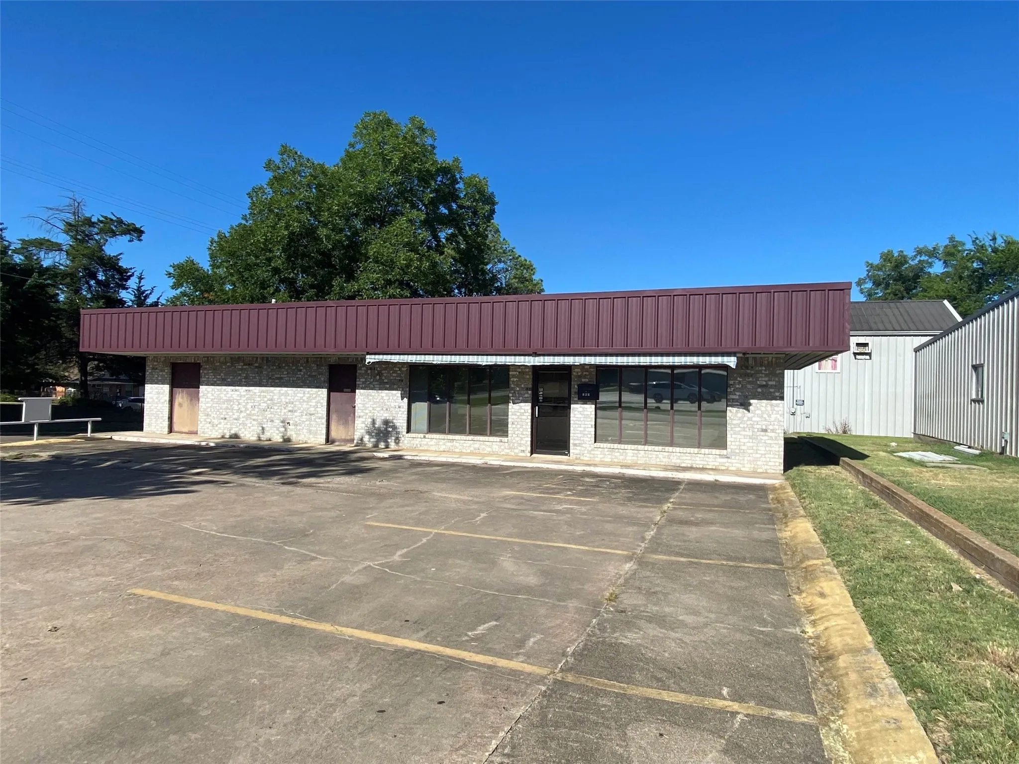 Office For Sale in Red River (TX) County , 103 N College Street, Clarksville, Texas 75426, 0, 0, Garage spaces, 0 Sqft, built in 1986, Preowned, Price $75,000, mls#20501530, Real Estate Agent in Clarksville, Homes For Sale in Red River (TX) county, Homes For Sale in Clarksville, Realtor in Clarksville Texas, Real Estate Brokerage Independent Realty Texas, Luminita Cordes Realtor