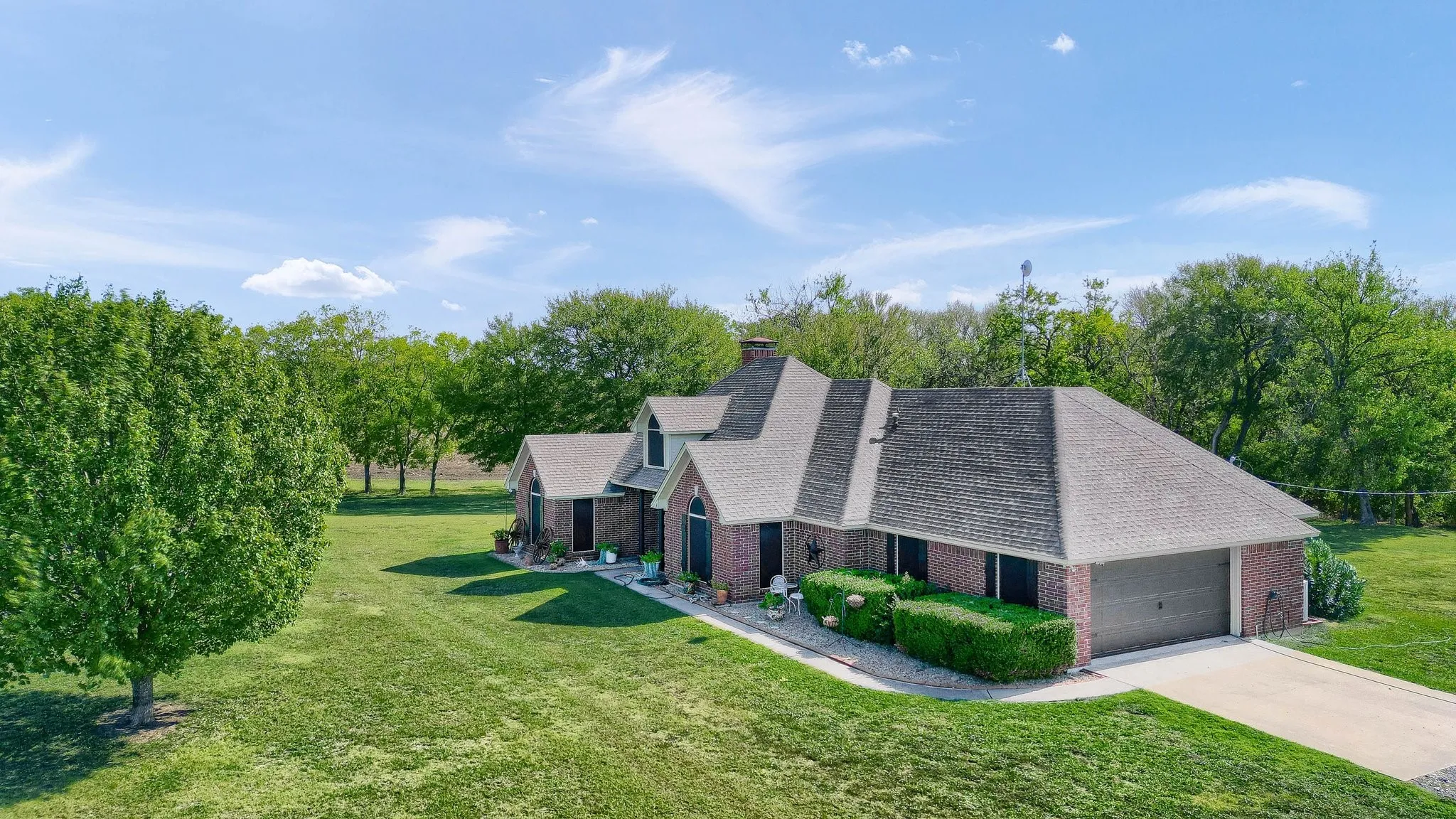 Single Family Residence For Sale in Grayson County , 688 Harris Road, Gunter, Texas 75058, 3 Bedroom, 2 Bathroom, 2 Garage spaces, 2,094 Sqft, built in 1994, Preowned, mls#20473851, Real Estate Agent in Gunter, Homes For Sale in Grayson county, Homes For Sale in Gunter, Realtor in Gunter Texas, Real Estate Brokerage Independent Realty Texas, Luminita Cordes Realtor