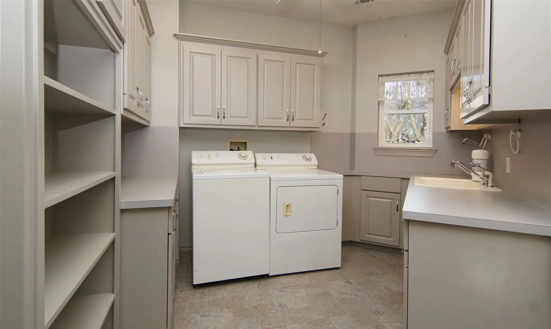 Single Family Residence For Sale in Wood County , 497 Private Road 5975, Yantis, Texas 75497, 4 Bedroom, 5 Bathroom, 4 Garage spaces, 3,814 Sqft, built in 1995, Preowned, mls#20525637, Real Estate Agent in Yantis, Homes For Sale in Wood county, Homes For Sale in Yantis, Realtor in Yantis Texas, Real Estate Brokerage Independent Realty Texas, Luminita Cordes Realtor