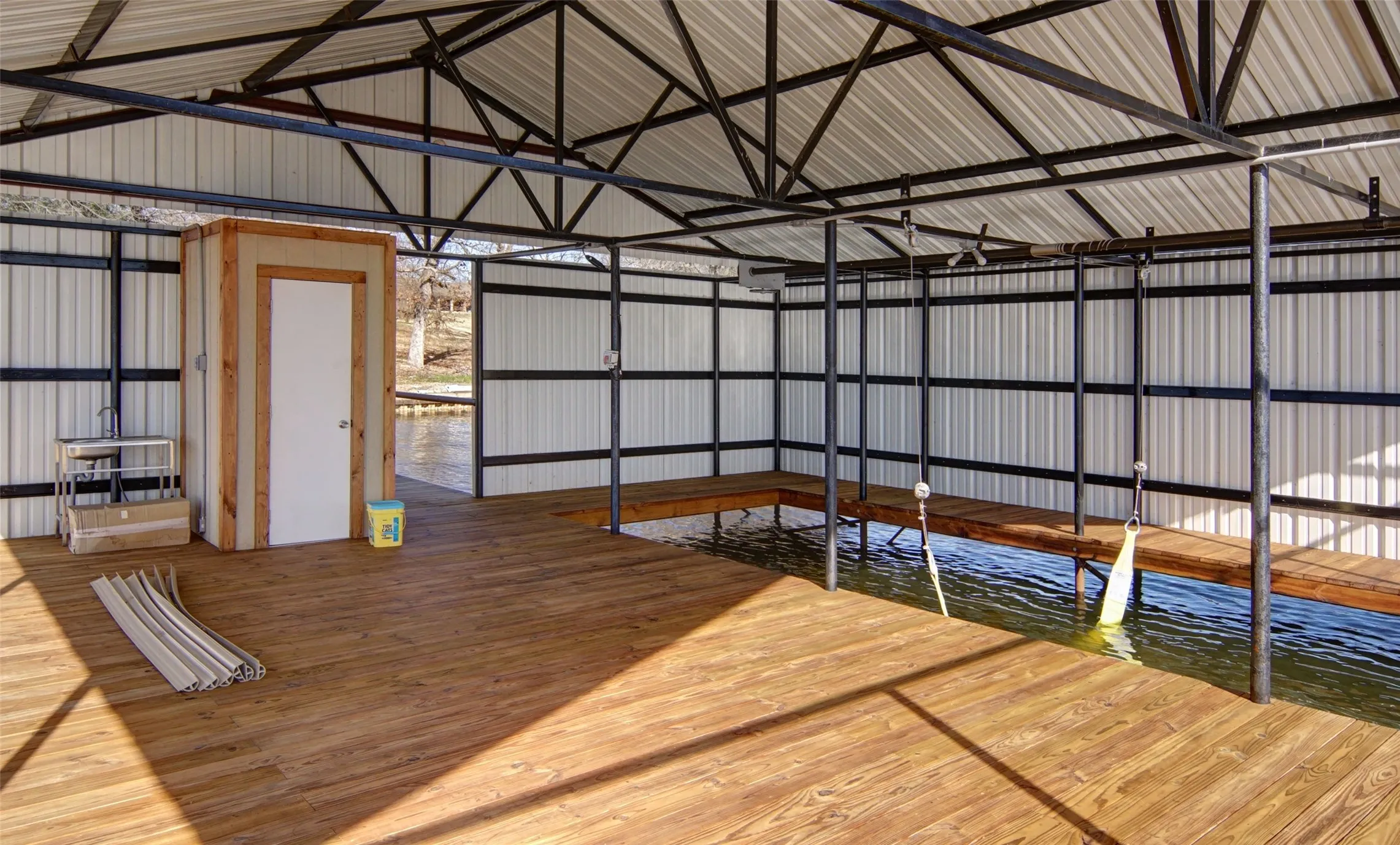 Single Family Residence For Sale in Wood County , 497 Private Road 5975, Yantis, Texas 75497, 4 Bedroom, 5 Bathroom, 4 Garage spaces, 3,814 Sqft, built in 1995, Preowned, mls#20525637, Real Estate Agent in Yantis, Homes For Sale in Wood county, Homes For Sale in Yantis, Realtor in Yantis Texas, Real Estate Brokerage Independent Realty Texas, Luminita Cordes Realtor