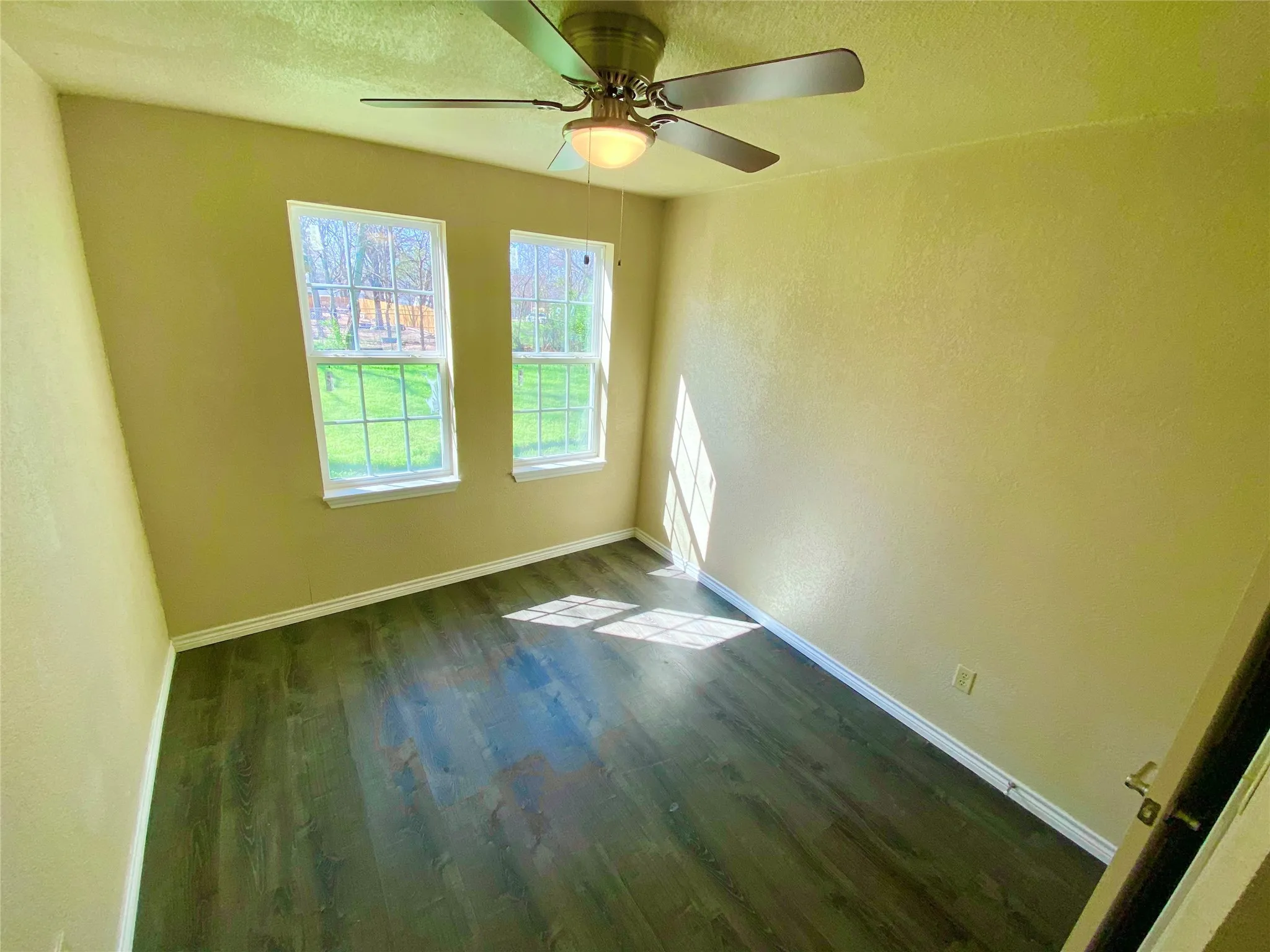 Single Family Residence For Sale in Fannin County , 909 W 10th Street, Bonham, Texas 75418, 3 Bedroom, 2 Bathroom, Garage spaces, 1,609 Sqft, built in 1925, mls#20557640, Real Estate Agent in Bonham, Homes For Sale in Fannin county, Homes For Sale in Bonham, Realtor in Bonham Texas, Real Estate Brokerage Independent Realty Texas, Luminita Cordes Realtor