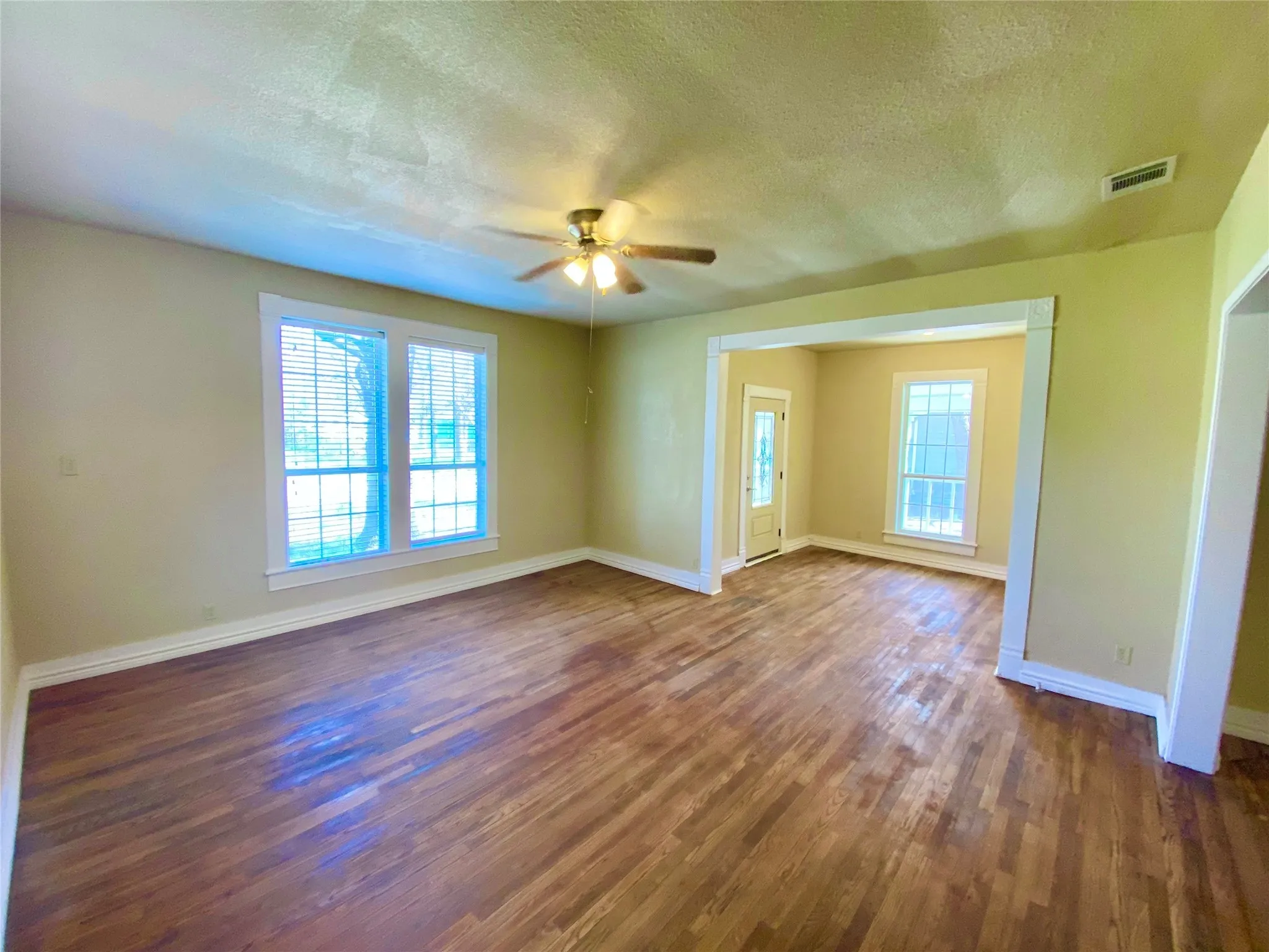 Single Family Residence For Sale in Fannin County , 909 W 10th Street, Bonham, Texas 75418, 3 Bedroom, 2 Bathroom, Garage spaces, 1,609 Sqft, built in 1925, mls#20557640, Real Estate Agent in Bonham, Homes For Sale in Fannin county, Homes For Sale in Bonham, Realtor in Bonham Texas, Real Estate Brokerage Independent Realty Texas, Luminita Cordes Realtor