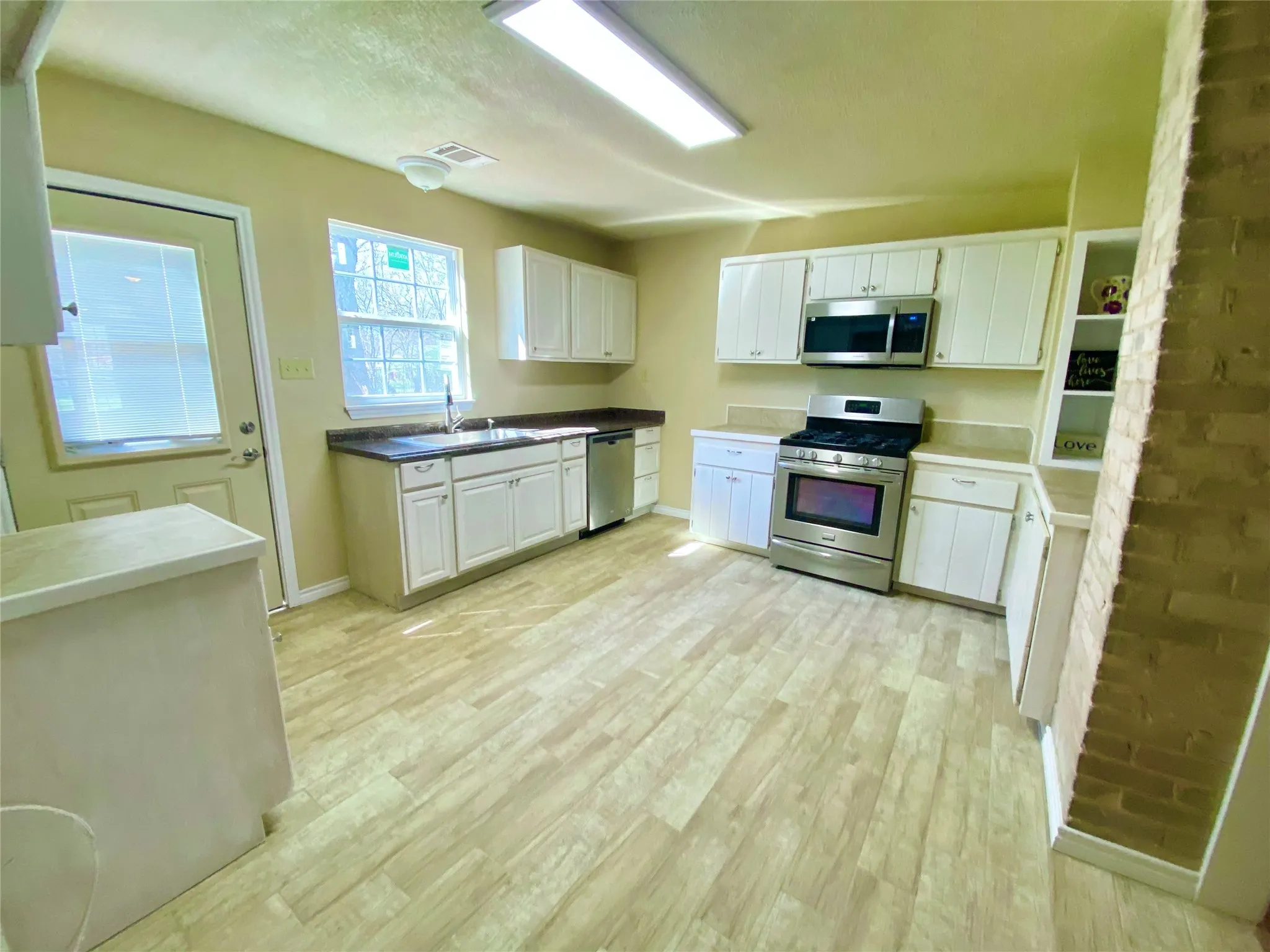 Single Family Residence For Sale in Fannin County , 909 W 10th Street, Bonham, Texas 75418, 3 Bedroom, 2 Bathroom, Garage spaces, 1,609 Sqft, built in 1925, mls#20557640, Real Estate Agent in Bonham, Homes For Sale in Fannin county, Homes For Sale in Bonham, Realtor in Bonham Texas, Real Estate Brokerage Independent Realty Texas, Luminita Cordes Realtor