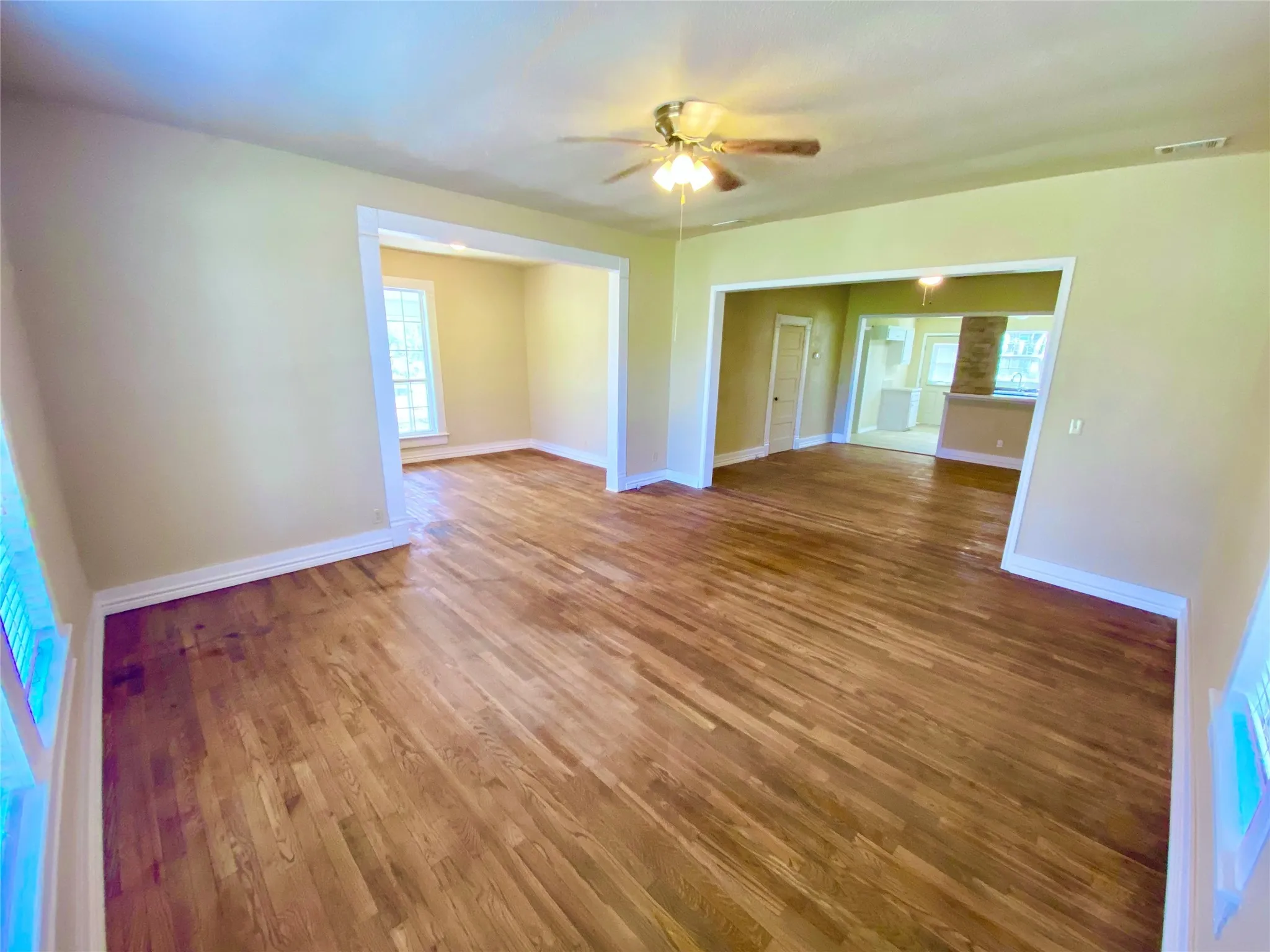 Single Family Residence For Sale in Fannin County , 909 W 10th Street, Bonham, Texas 75418, 3 Bedroom, 2 Bathroom, Garage spaces, 1,609 Sqft, built in 1925, mls#20557640, Real Estate Agent in Bonham, Homes For Sale in Fannin county, Homes For Sale in Bonham, Realtor in Bonham Texas, Real Estate Brokerage Independent Realty Texas, Luminita Cordes Realtor
