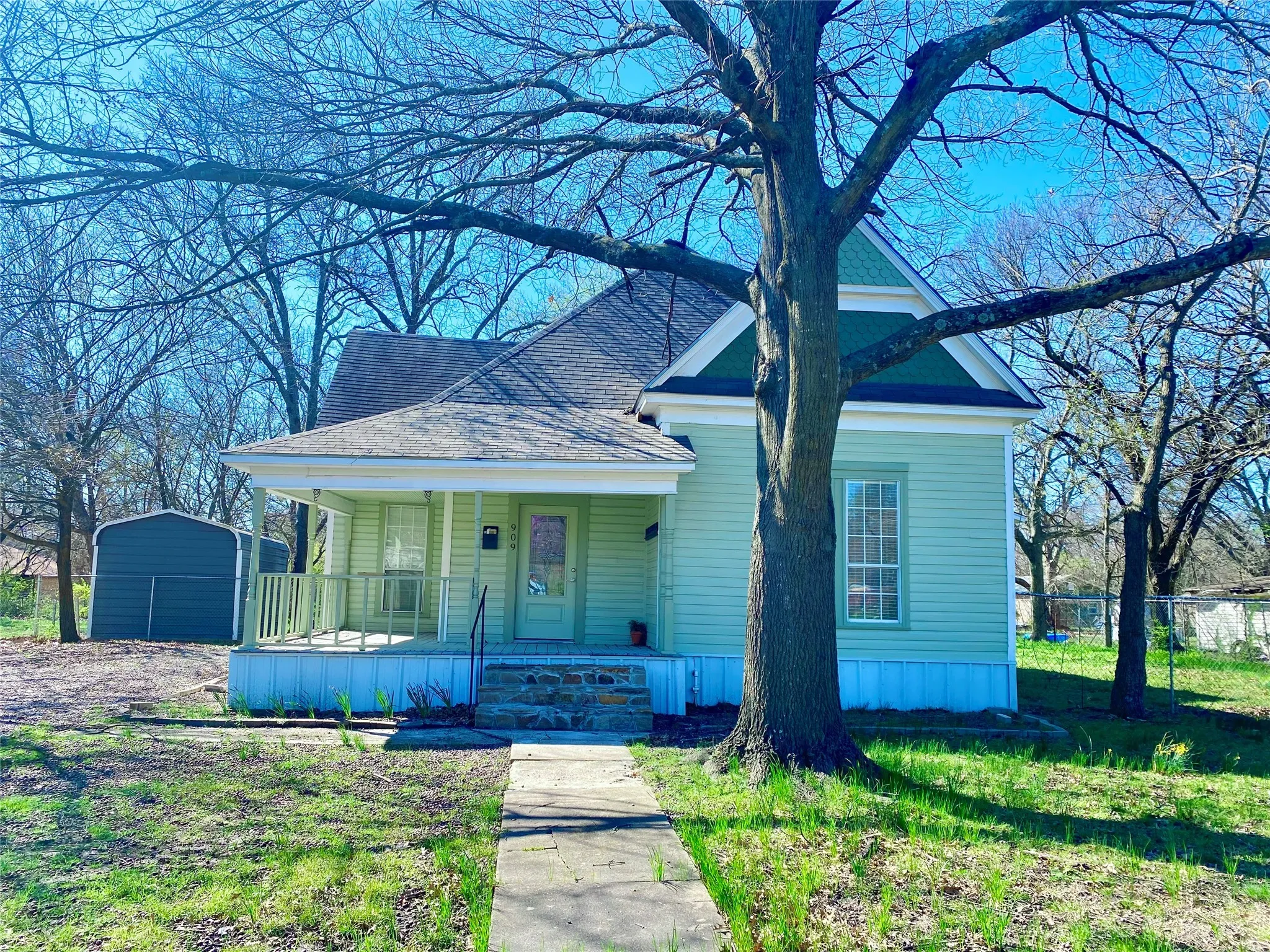 Single Family Residence For Sale in Fannin County , 909 W 10th Street, Bonham, Texas 75418, 3 Bedroom, 2 Bathroom, Garage spaces, 1,609 Sqft, built in 1925, mls#20557640, Real Estate Agent in Bonham, Homes For Sale in Fannin county, Homes For Sale in Bonham, Realtor in Bonham Texas, Real Estate Brokerage Independent Realty Texas, Luminita Cordes Realtor