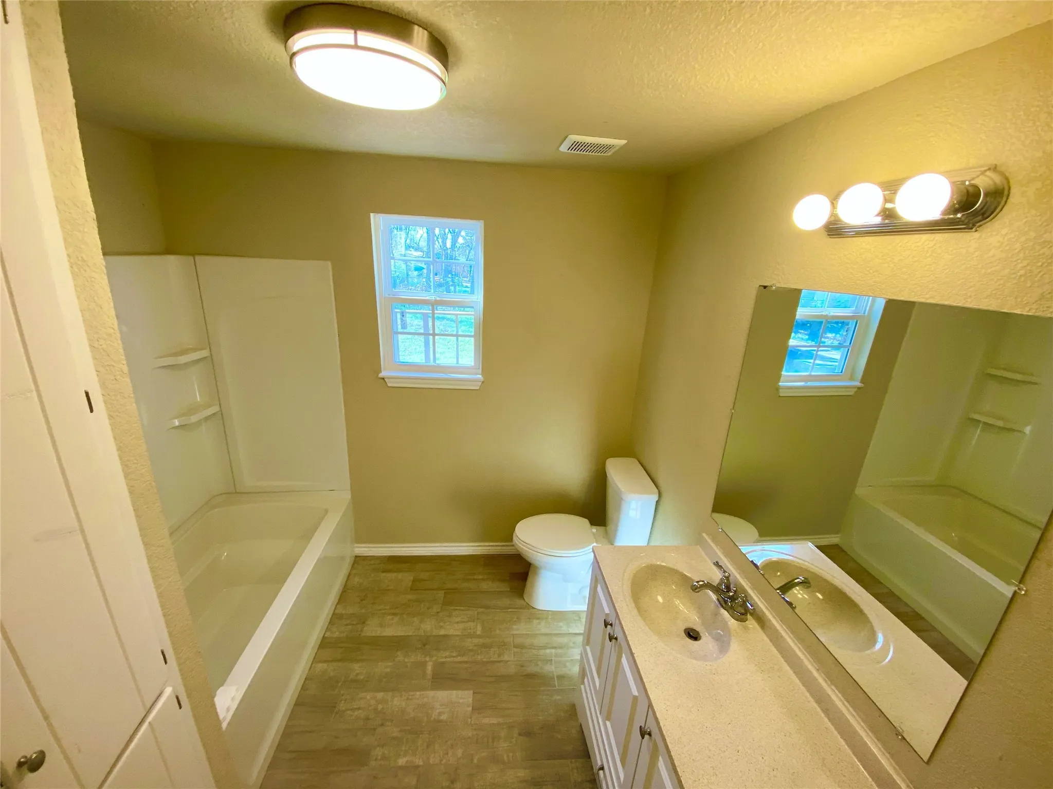 Single Family Residence For Sale in Fannin County , 909 W 10th Street, Bonham, Texas 75418, 3 Bedroom, 2 Bathroom, Garage spaces, 1,609 Sqft, built in 1925, mls#20557640, Real Estate Agent in Bonham, Homes For Sale in Fannin county, Homes For Sale in Bonham, Realtor in Bonham Texas, Real Estate Brokerage Independent Realty Texas, Luminita Cordes Realtor