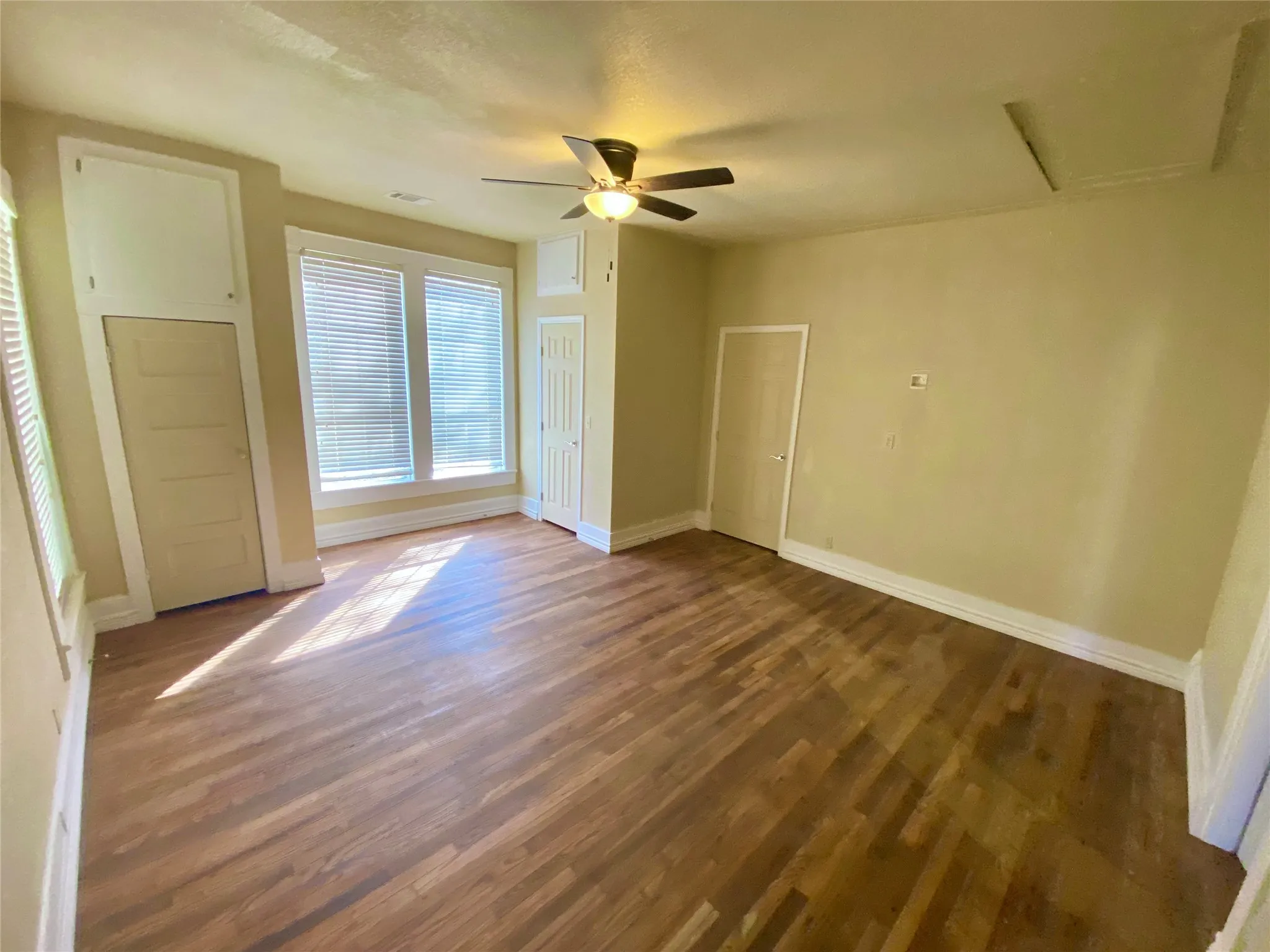Single Family Residence For Sale in Fannin County , 909 W 10th Street, Bonham, Texas 75418, 3 Bedroom, 2 Bathroom, Garage spaces, 1,609 Sqft, built in 1925, mls#20557640, Real Estate Agent in Bonham, Homes For Sale in Fannin county, Homes For Sale in Bonham, Realtor in Bonham Texas, Real Estate Brokerage Independent Realty Texas, Luminita Cordes Realtor