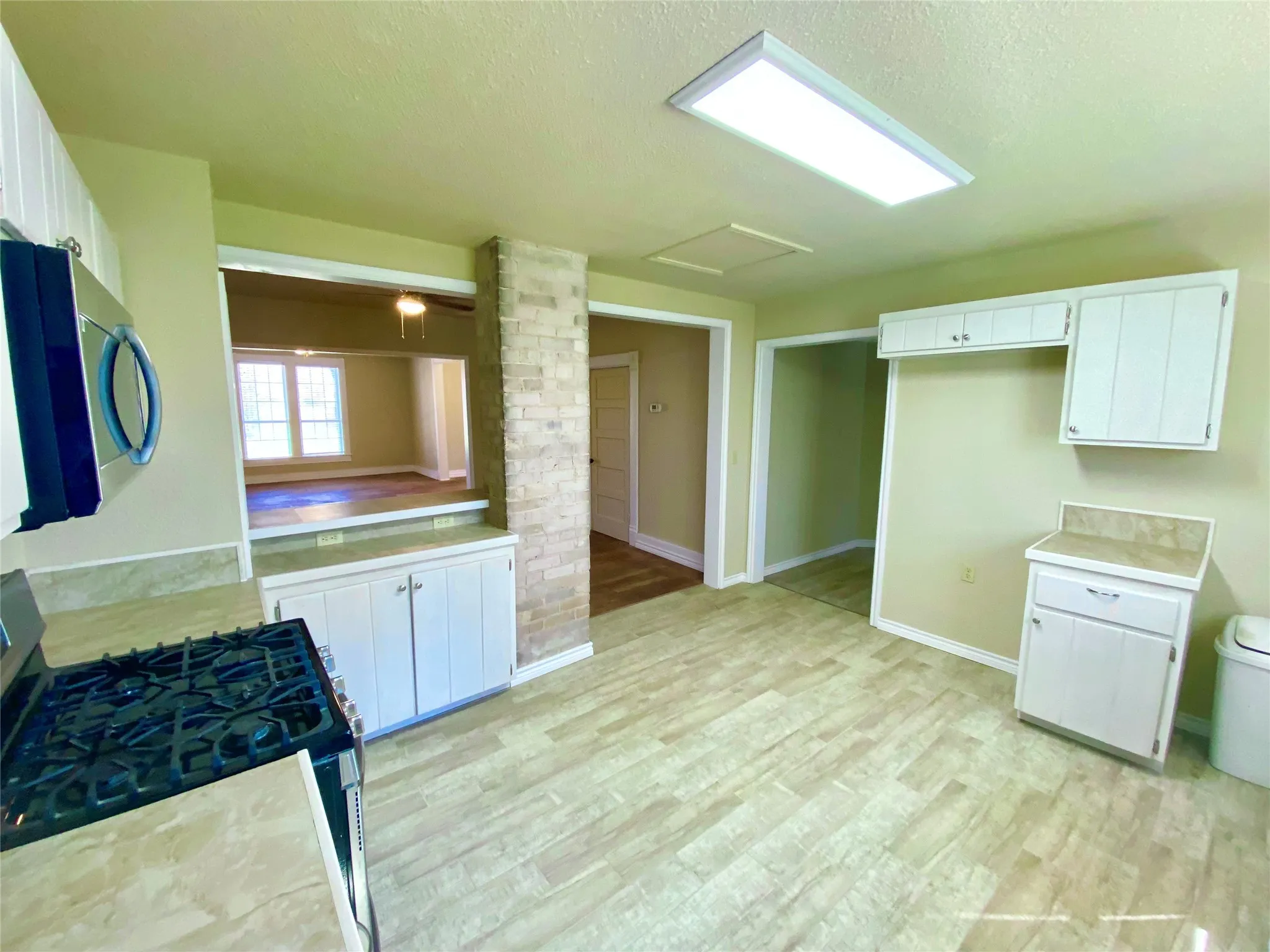 Single Family Residence For Sale in Fannin County , 909 W 10th Street, Bonham, Texas 75418, 3 Bedroom, 2 Bathroom, Garage spaces, 1,609 Sqft, built in 1925, mls#20557640, Real Estate Agent in Bonham, Homes For Sale in Fannin county, Homes For Sale in Bonham, Realtor in Bonham Texas, Real Estate Brokerage Independent Realty Texas, Luminita Cordes Realtor