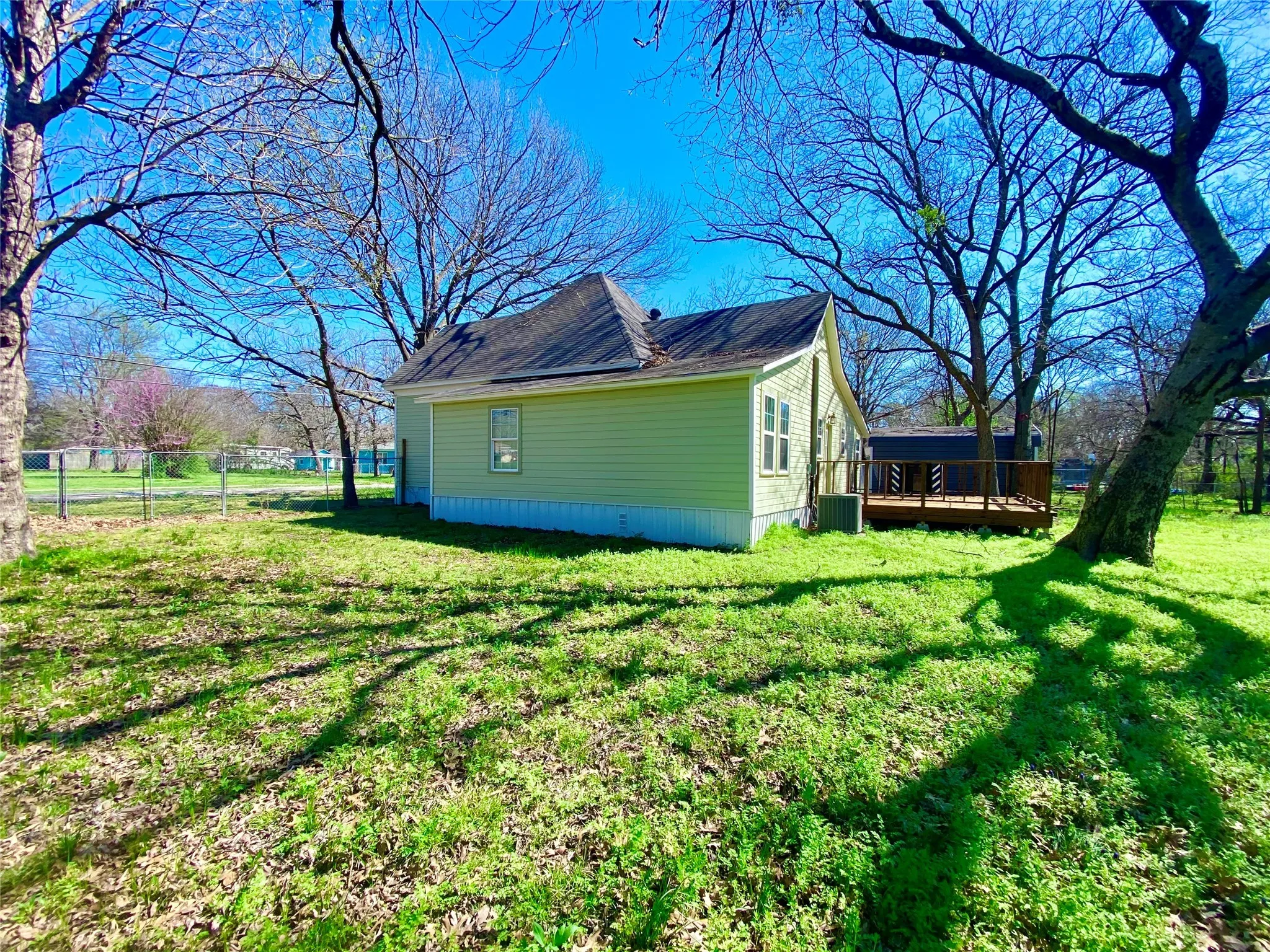 Single Family Residence For Sale in Fannin County , 909 W 10th Street, Bonham, Texas 75418, 3 Bedroom, 2 Bathroom, Garage spaces, 1,609 Sqft, built in 1925, mls#20557640, Real Estate Agent in Bonham, Homes For Sale in Fannin county, Homes For Sale in Bonham, Realtor in Bonham Texas, Real Estate Brokerage Independent Realty Texas, Luminita Cordes Realtor