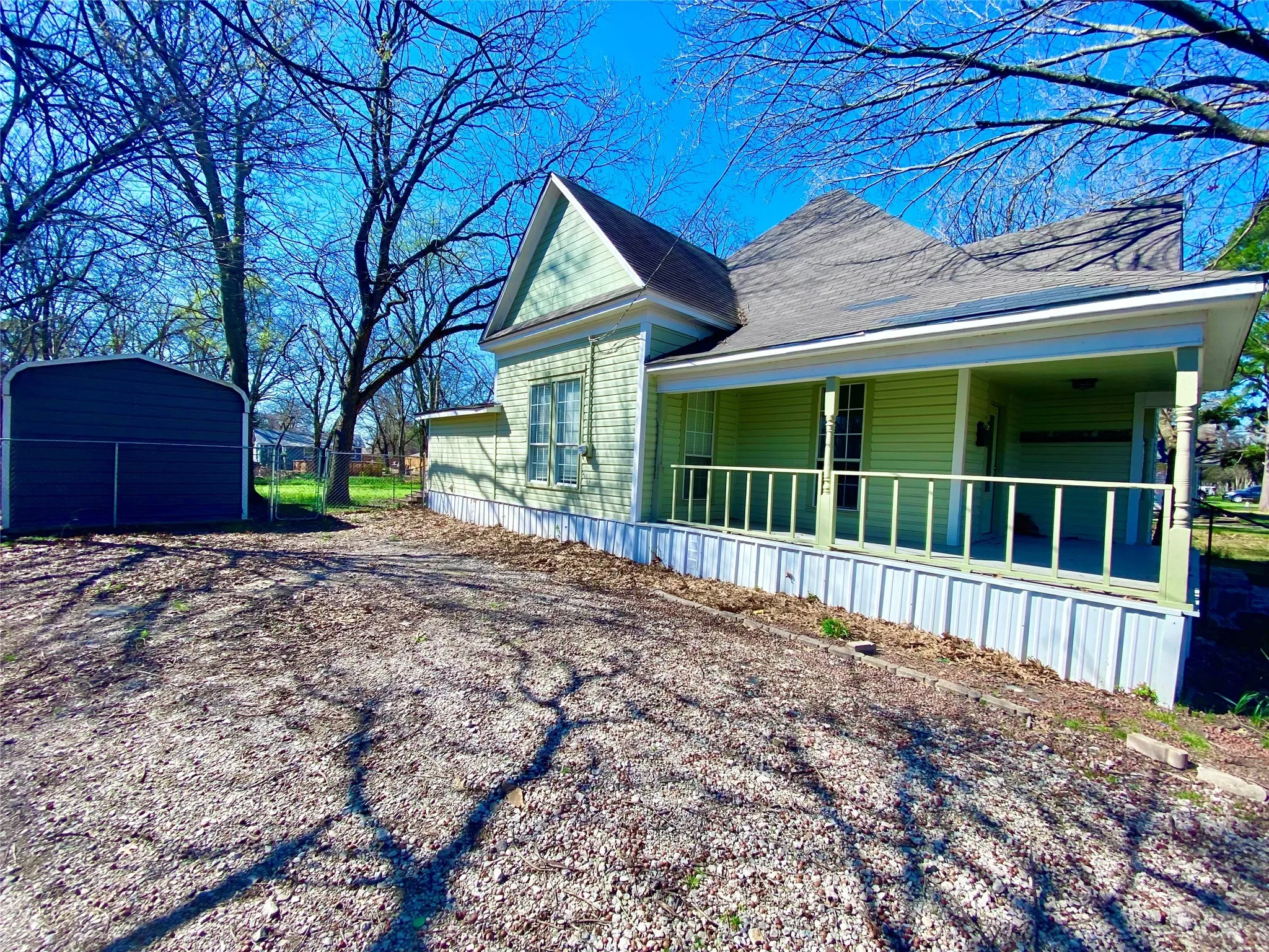 Single Family Residence For Sale in Fannin County , 909 W 10th Street, Bonham, Texas 75418, 3 Bedroom, 2 Bathroom, Garage spaces, 1,609 Sqft, built in 1925, mls#20557640, Real Estate Agent in Bonham, Homes For Sale in Fannin county, Homes For Sale in Bonham, Realtor in Bonham Texas, Real Estate Brokerage Independent Realty Texas, Luminita Cordes Realtor