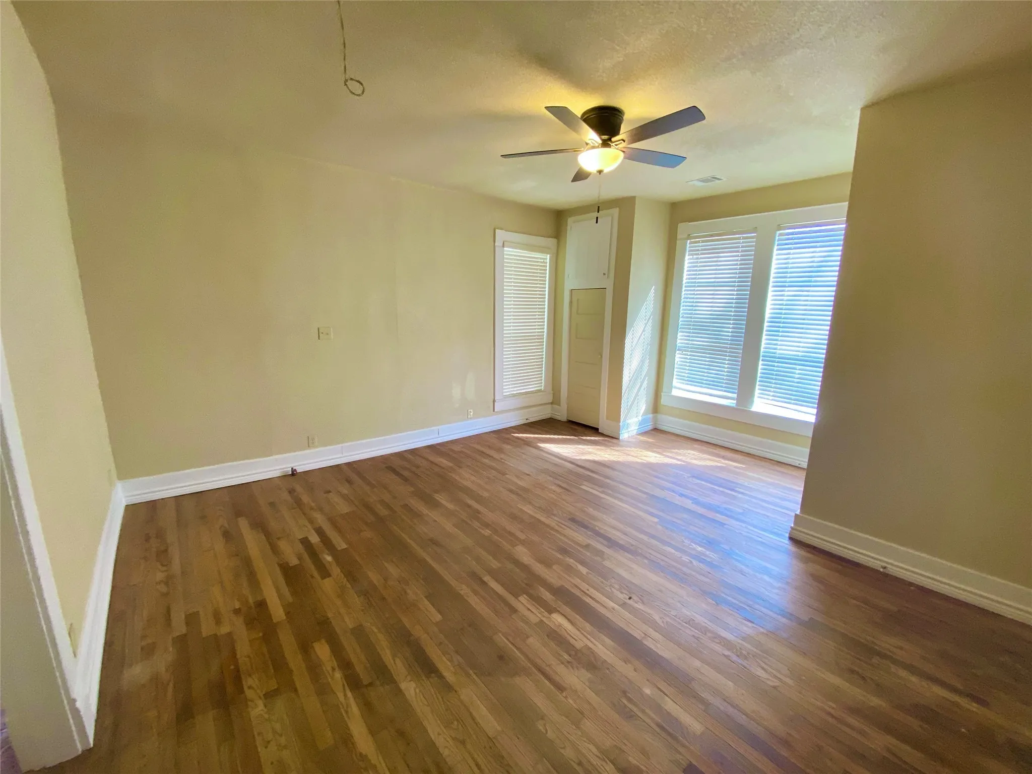 Single Family Residence For Sale in Fannin County , 909 W 10th Street, Bonham, Texas 75418, 3 Bedroom, 2 Bathroom, Garage spaces, 1,609 Sqft, built in 1925, mls#20557640, Real Estate Agent in Bonham, Homes For Sale in Fannin county, Homes For Sale in Bonham, Realtor in Bonham Texas, Real Estate Brokerage Independent Realty Texas, Luminita Cordes Realtor
