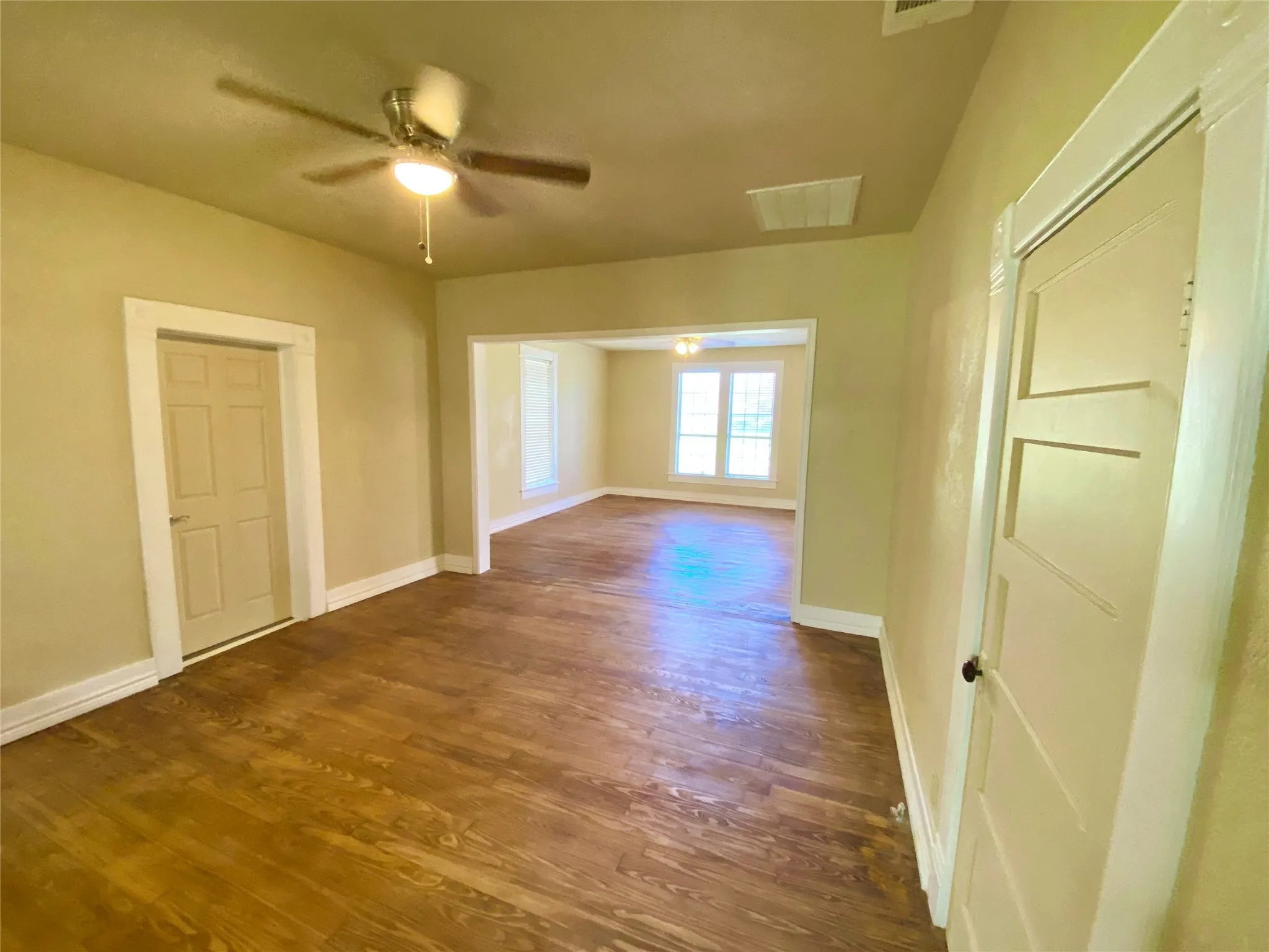 Single Family Residence For Sale in Fannin County , 909 W 10th Street, Bonham, Texas 75418, 3 Bedroom, 2 Bathroom, Garage spaces, 1,609 Sqft, built in 1925, mls#20557640, Real Estate Agent in Bonham, Homes For Sale in Fannin county, Homes For Sale in Bonham, Realtor in Bonham Texas, Real Estate Brokerage Independent Realty Texas, Luminita Cordes Realtor