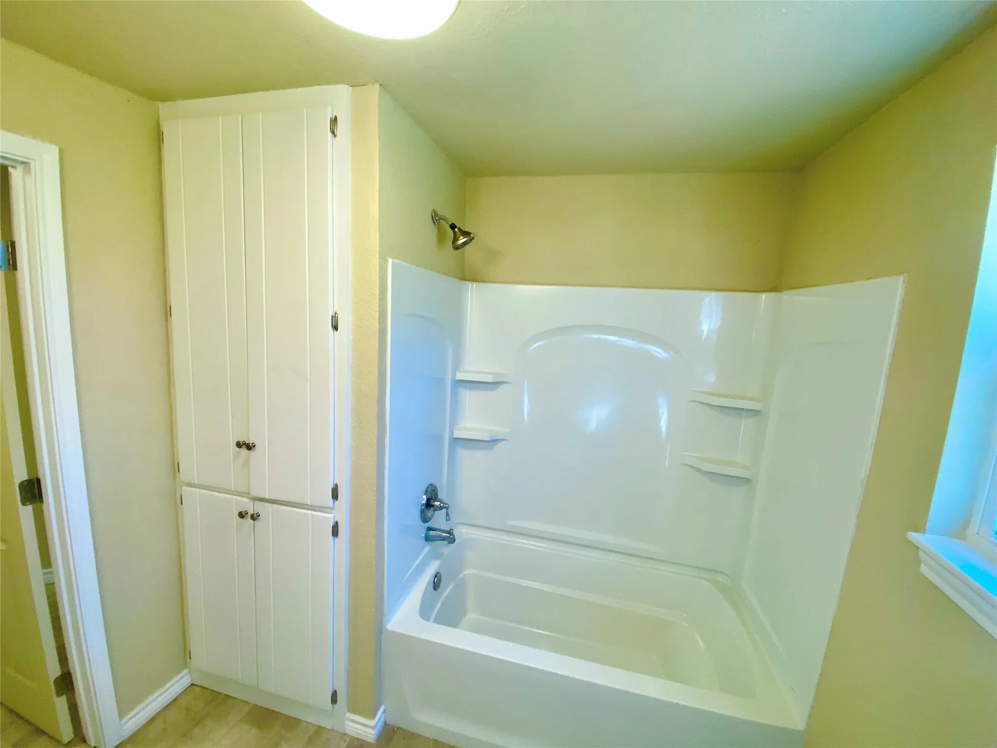 Single Family Residence For Sale in Fannin County , 909 W 10th Street, Bonham, Texas 75418, 3 Bedroom, 2 Bathroom, Garage spaces, 1,609 Sqft, built in 1925, mls#20557640, Real Estate Agent in Bonham, Homes For Sale in Fannin county, Homes For Sale in Bonham, Realtor in Bonham Texas, Real Estate Brokerage Independent Realty Texas, Luminita Cordes Realtor