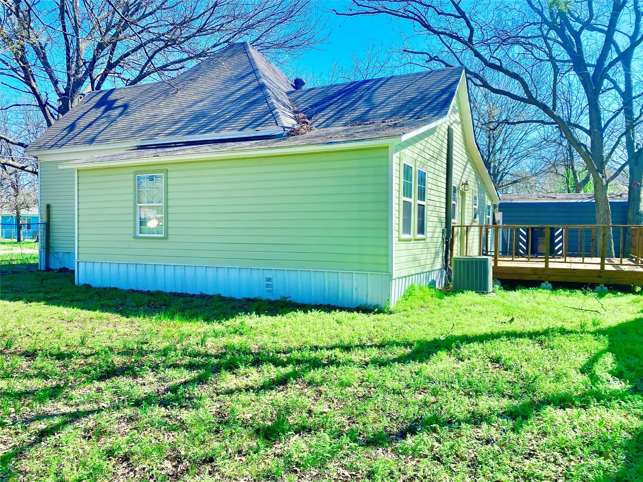 Single Family Residence For Sale in Fannin County , 909 W 10th Street, Bonham, Texas 75418, 3 Bedroom, 2 Bathroom, Garage spaces, 1,609 Sqft, built in 1925, mls#20557640, Real Estate Agent in Bonham, Homes For Sale in Fannin county, Homes For Sale in Bonham, Realtor in Bonham Texas, Real Estate Brokerage Independent Realty Texas, Luminita Cordes Realtor
