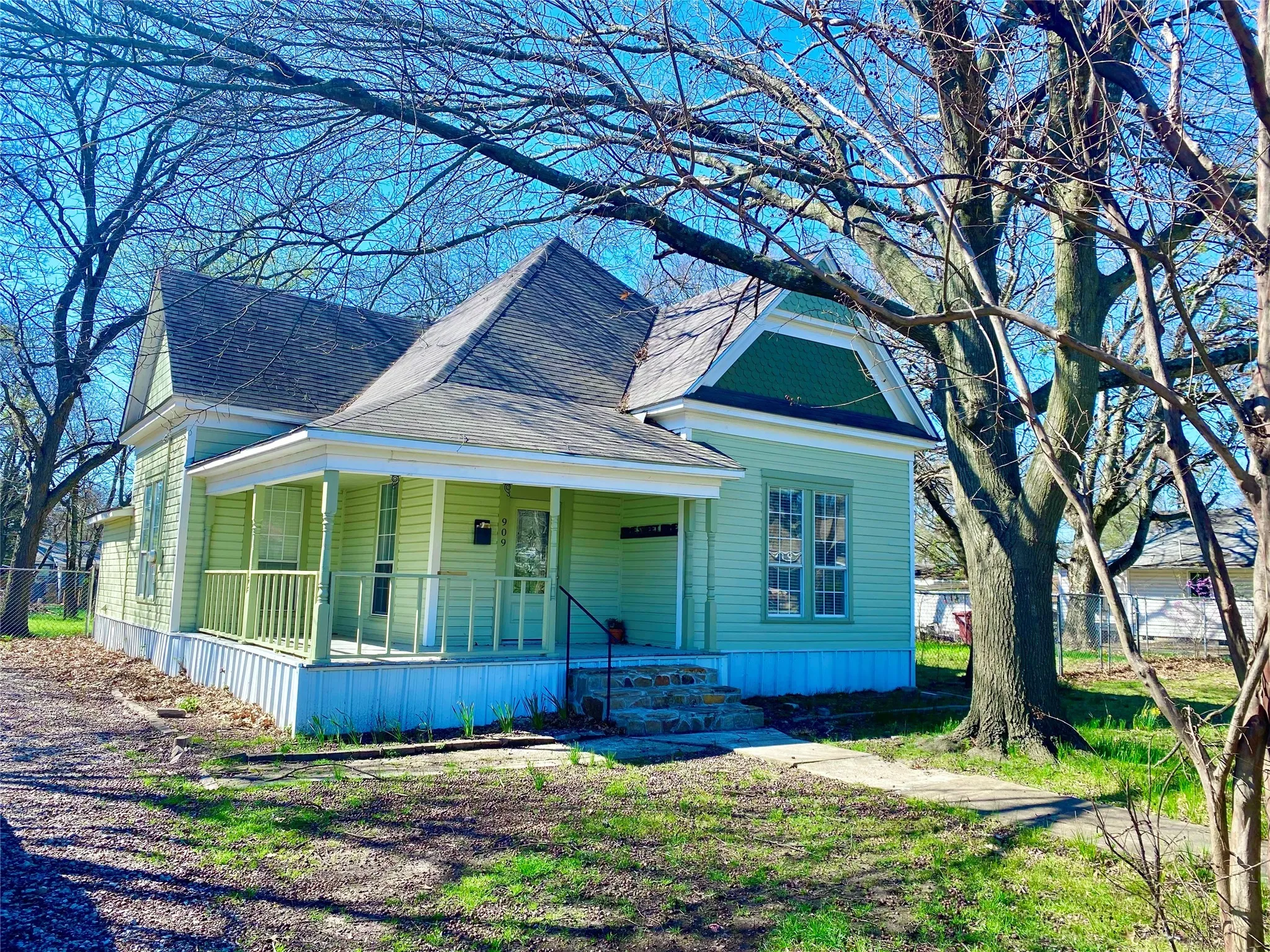 Single Family Residence For Sale in Fannin County , 909 W 10th Street, Bonham, Texas 75418, 3 Bedroom, 2 Bathroom, Garage spaces, 1,609 Sqft, built in 1925, mls#20557640, Real Estate Agent in Bonham, Homes For Sale in Fannin county, Homes For Sale in Bonham, Realtor in Bonham Texas, Real Estate Brokerage Independent Realty Texas, Luminita Cordes Realtor