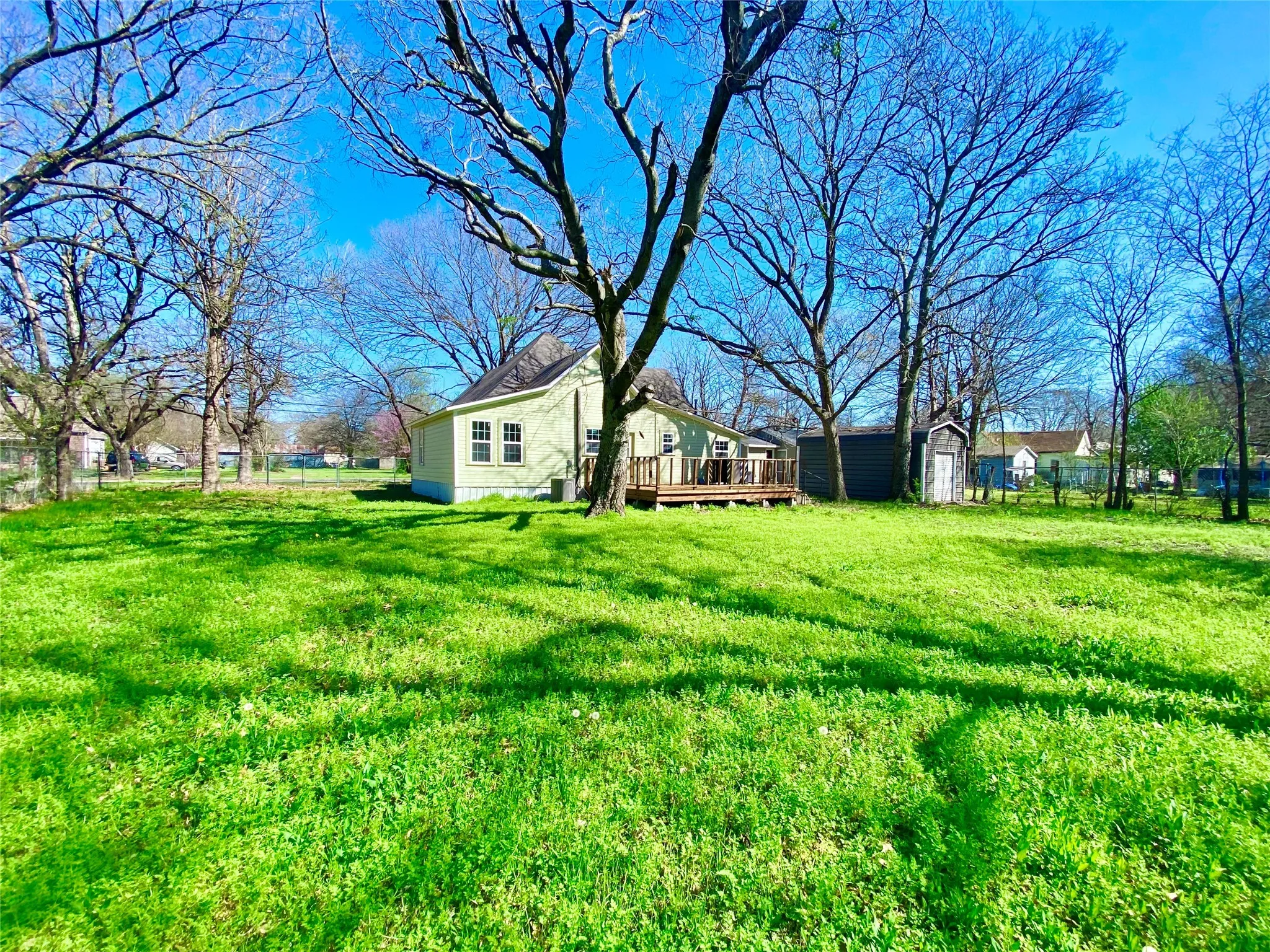 Single Family Residence For Sale in Fannin County , 909 W 10th Street, Bonham, Texas 75418, 3 Bedroom, 2 Bathroom, Garage spaces, 1,609 Sqft, built in 1925, mls#20557640, Real Estate Agent in Bonham, Homes For Sale in Fannin county, Homes For Sale in Bonham, Realtor in Bonham Texas, Real Estate Brokerage Independent Realty Texas, Luminita Cordes Realtor
