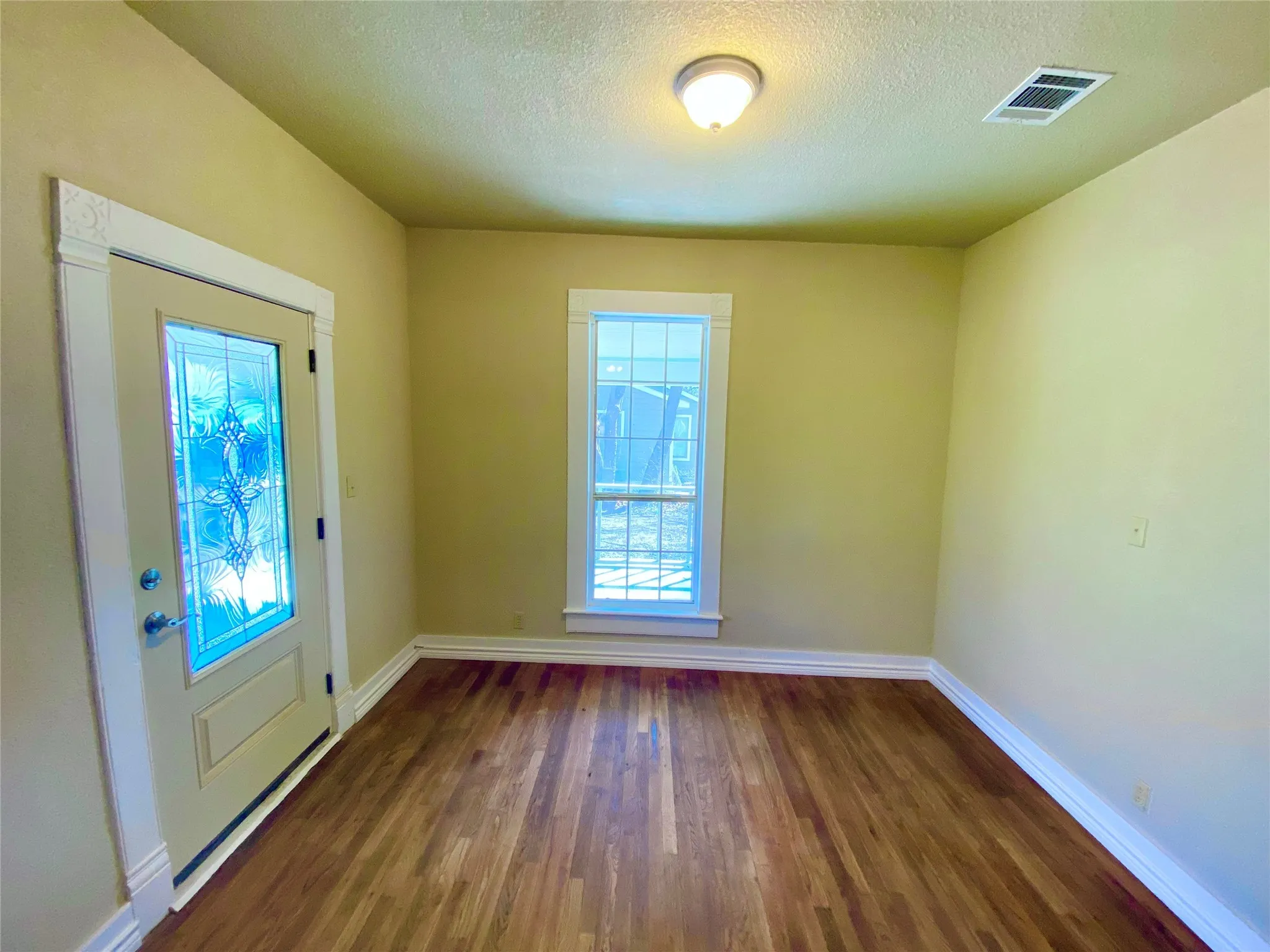 Single Family Residence For Sale in Fannin County , 909 W 10th Street, Bonham, Texas 75418, 3 Bedroom, 2 Bathroom, Garage spaces, 1,609 Sqft, built in 1925, mls#20557640, Real Estate Agent in Bonham, Homes For Sale in Fannin county, Homes For Sale in Bonham, Realtor in Bonham Texas, Real Estate Brokerage Independent Realty Texas, Luminita Cordes Realtor