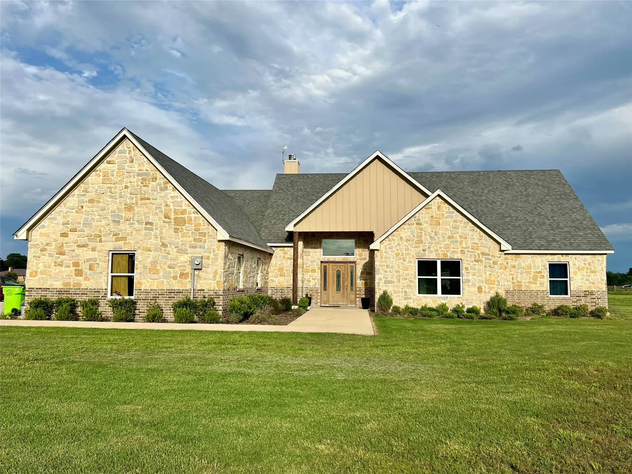 View of front of property featuring a front yard