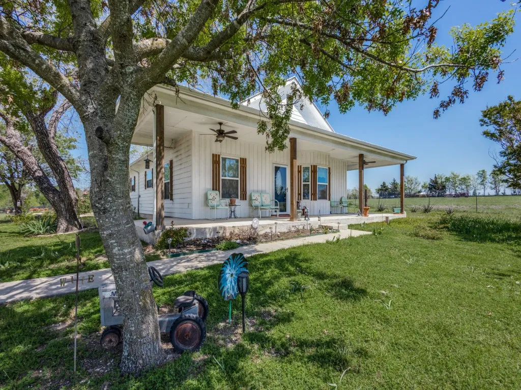 Single Family Residence For Sale in Collin County , 4953 County Road 413, Melissa, Texas 75454, 2 Bedroom, 2 Bathroom, 2 Garage spaces, 1,632 Sqft, built in 2017, mls#20570037, Real Estate Agent in Melissa, Homes For Sale in Collin county, Homes For Sale in Melissa, Realtor in Melissa Texas, Real Estate Brokerage Independent Realty Texas, Luminita Cordes Realtor