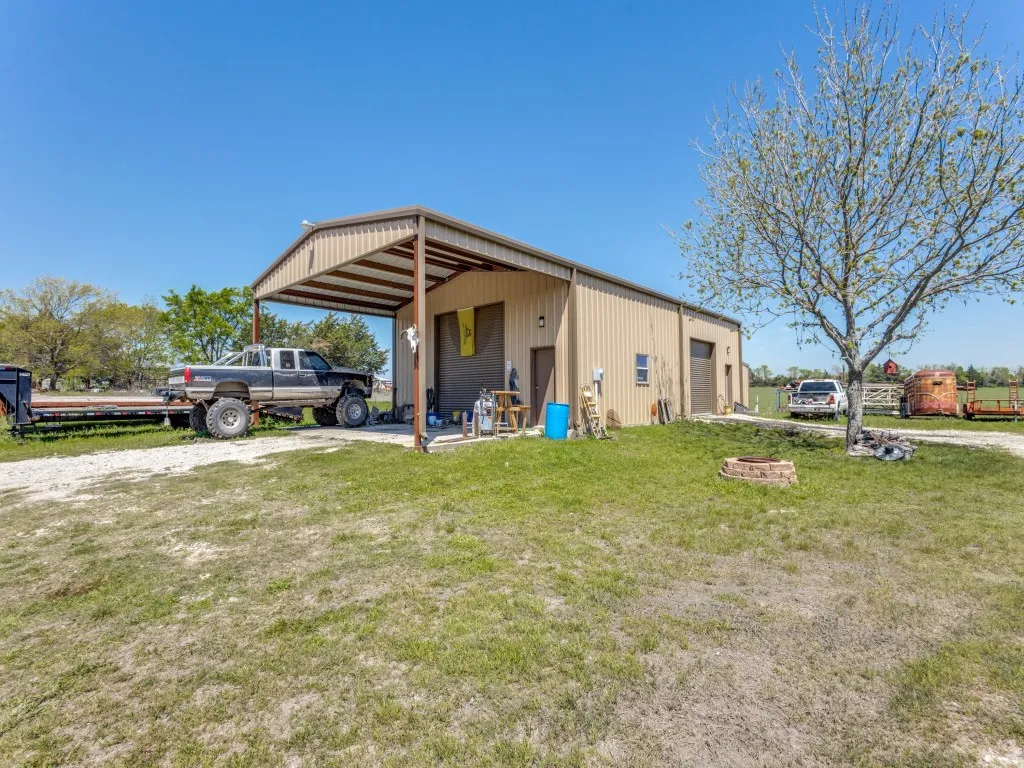 Single Family Residence For Sale in Collin County , 5215 County Road 413, Melissa, Texas 75454, 3 Bedroom, 3 Bathroom, Garage spaces, 2,171 Sqft, built in 1964, mls#20562380, Real Estate Agent in Melissa, Homes For Sale in Collin county, Homes For Sale in Melissa, Realtor in Melissa Texas, Real Estate Brokerage Independent Realty Texas, Luminita Cordes Realtor