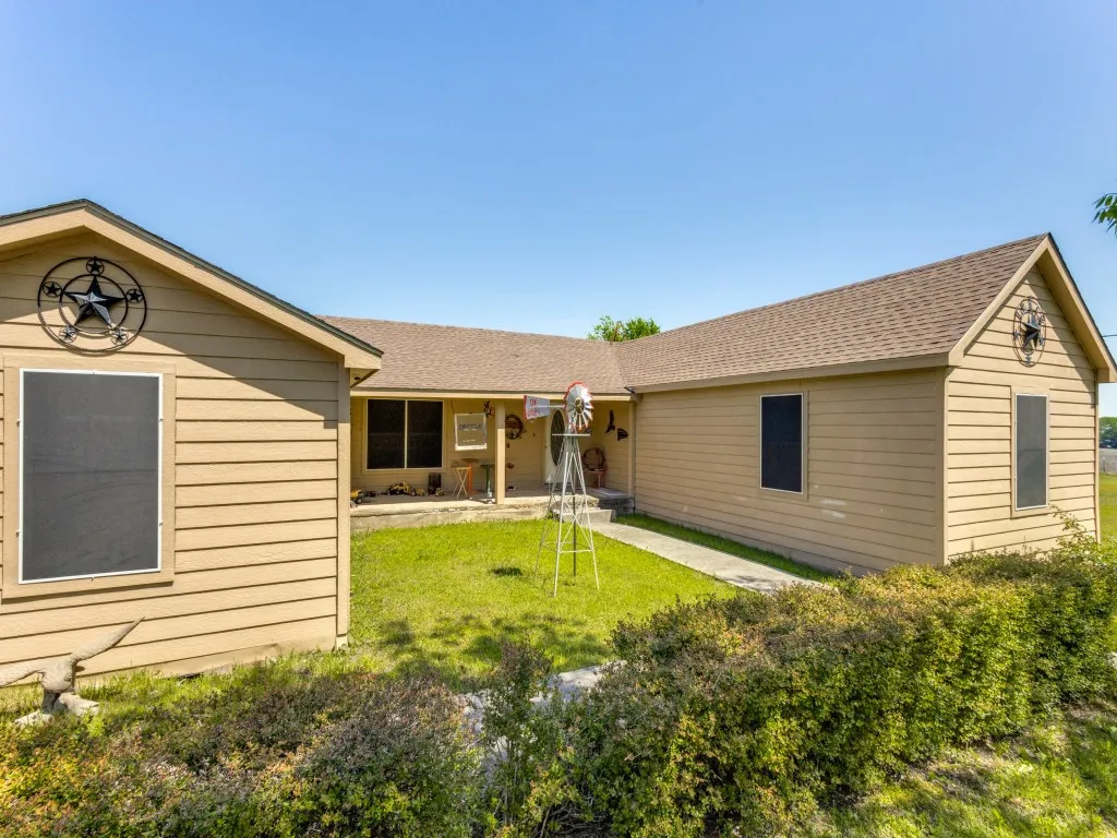 Single Family Residence For Sale in Collin County , 5215 County Road 413, Melissa, Texas 75454, 3 Bedroom, 3 Bathroom, Garage spaces, 2,171 Sqft, built in 1964, mls#20562380, Real Estate Agent in Melissa, Homes For Sale in Collin county, Homes For Sale in Melissa, Realtor in Melissa Texas, Real Estate Brokerage Independent Realty Texas, Luminita Cordes Realtor