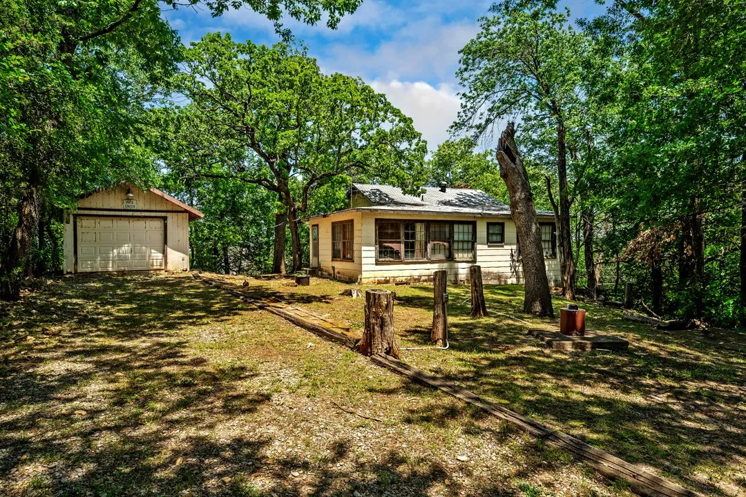 Single Family Residence For Sale in Grayson County , 68 Zumwalt Lane, Pottsboro, Texas 75076, 2 Bedroom, 2 Bathroom, 1 Garage spaces, 1,182 Sqft, built in 1950, mls#20574790, Real Estate Agent in Pottsboro, Homes For Sale in Grayson county, Homes For Sale in Pottsboro, Realtor in Pottsboro Texas, Real Estate Brokerage Independent Realty Texas, Luminita Cordes Realtor