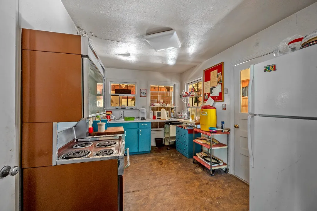 Single Family Residence For Sale in Grayson County , 68 Zumwalt Lane, Pottsboro, Texas 75076, 2 Bedroom, 2 Bathroom, 1 Garage spaces, 1,182 Sqft, built in 1950, mls#20574790, Real Estate Agent in Pottsboro, Homes For Sale in Grayson county, Homes For Sale in Pottsboro, Realtor in Pottsboro Texas, Real Estate Brokerage Independent Realty Texas, Luminita Cordes Realtor