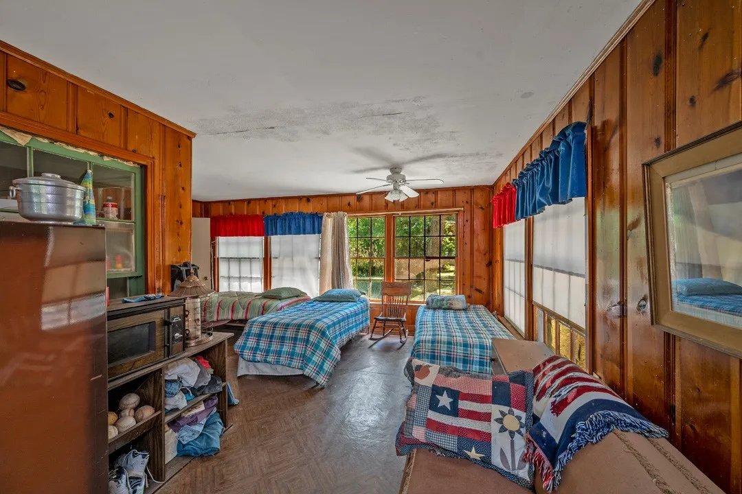 Single Family Residence For Sale in Grayson County , 68 Zumwalt Lane, Pottsboro, Texas 75076, 2 Bedroom, 2 Bathroom, 1 Garage spaces, 1,182 Sqft, built in 1950, mls#20574790, Real Estate Agent in Pottsboro, Homes For Sale in Grayson county, Homes For Sale in Pottsboro, Realtor in Pottsboro Texas, Real Estate Brokerage Independent Realty Texas, Luminita Cordes Realtor