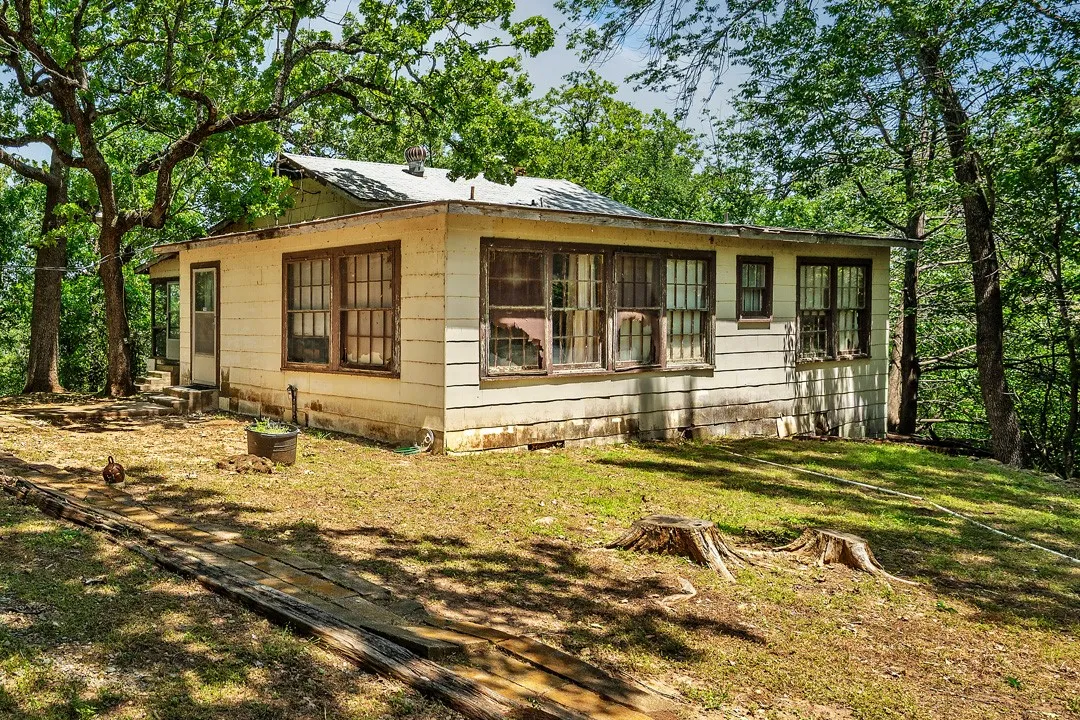 Single Family Residence For Sale in Grayson County , 68 Zumwalt Lane, Pottsboro, Texas 75076, 2 Bedroom, 2 Bathroom, 1 Garage spaces, 1,182 Sqft, built in 1950, mls#20574790, Real Estate Agent in Pottsboro, Homes For Sale in Grayson county, Homes For Sale in Pottsboro, Realtor in Pottsboro Texas, Real Estate Brokerage Independent Realty Texas, Luminita Cordes Realtor