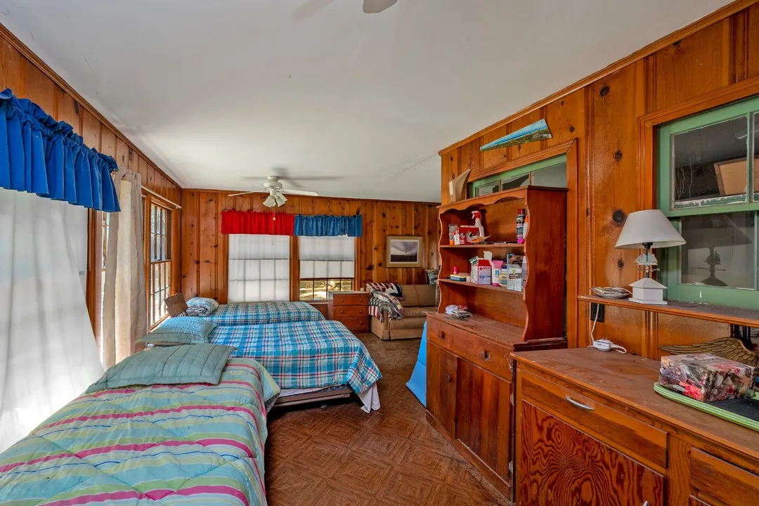 Single Family Residence For Sale in Grayson County , 68 Zumwalt Lane, Pottsboro, Texas 75076, 2 Bedroom, 2 Bathroom, 1 Garage spaces, 1,182 Sqft, built in 1950, mls#20574790, Real Estate Agent in Pottsboro, Homes For Sale in Grayson county, Homes For Sale in Pottsboro, Realtor in Pottsboro Texas, Real Estate Brokerage Independent Realty Texas, Luminita Cordes Realtor