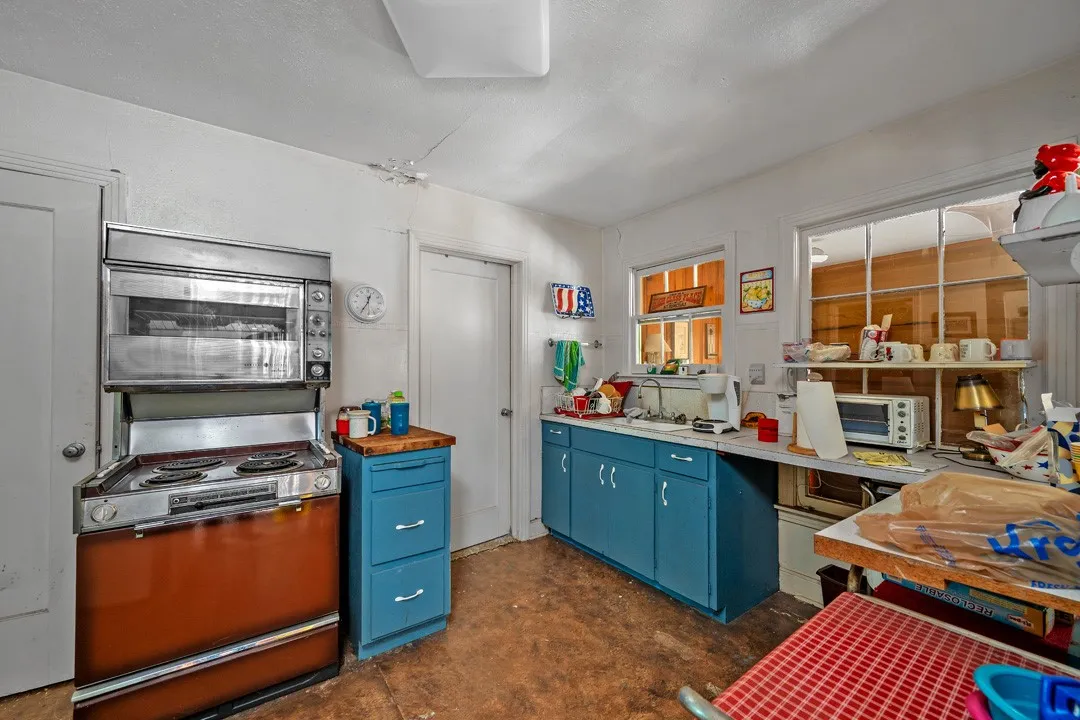Single Family Residence For Sale in Grayson County , 68 Zumwalt Lane, Pottsboro, Texas 75076, 2 Bedroom, 2 Bathroom, 1 Garage spaces, 1,182 Sqft, built in 1950, mls#20574790, Real Estate Agent in Pottsboro, Homes For Sale in Grayson county, Homes For Sale in Pottsboro, Realtor in Pottsboro Texas, Real Estate Brokerage Independent Realty Texas, Luminita Cordes Realtor