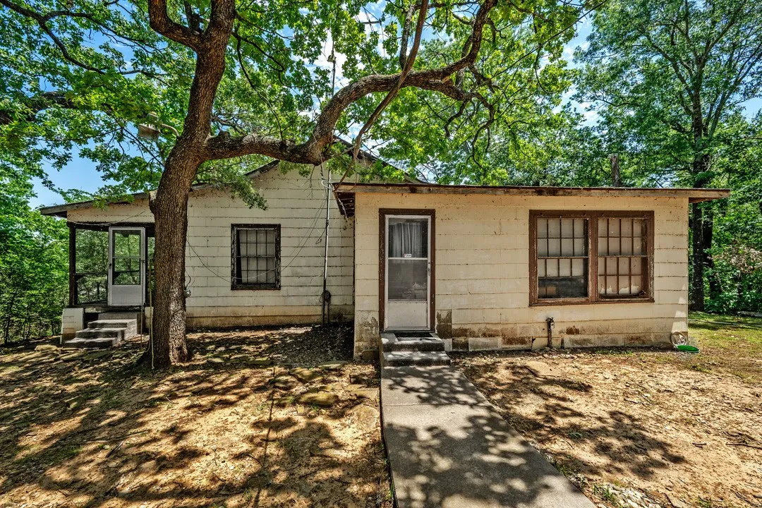 Single Family Residence For Sale in Grayson County , 68 Zumwalt Lane, Pottsboro, Texas 75076, 2 Bedroom, 2 Bathroom, 1 Garage spaces, 1,182 Sqft, built in 1950, mls#20574790, Real Estate Agent in Pottsboro, Homes For Sale in Grayson county, Homes For Sale in Pottsboro, Realtor in Pottsboro Texas, Real Estate Brokerage Independent Realty Texas, Luminita Cordes Realtor