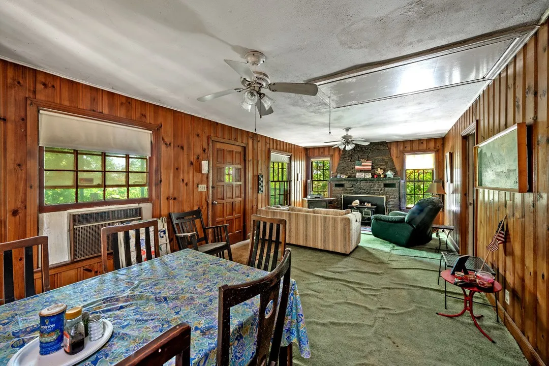 Single Family Residence For Sale in Grayson County , 68 Zumwalt Lane, Pottsboro, Texas 75076, 2 Bedroom, 2 Bathroom, 1 Garage spaces, 1,182 Sqft, built in 1950, mls#20574790, Real Estate Agent in Pottsboro, Homes For Sale in Grayson county, Homes For Sale in Pottsboro, Realtor in Pottsboro Texas, Real Estate Brokerage Independent Realty Texas, Luminita Cordes Realtor