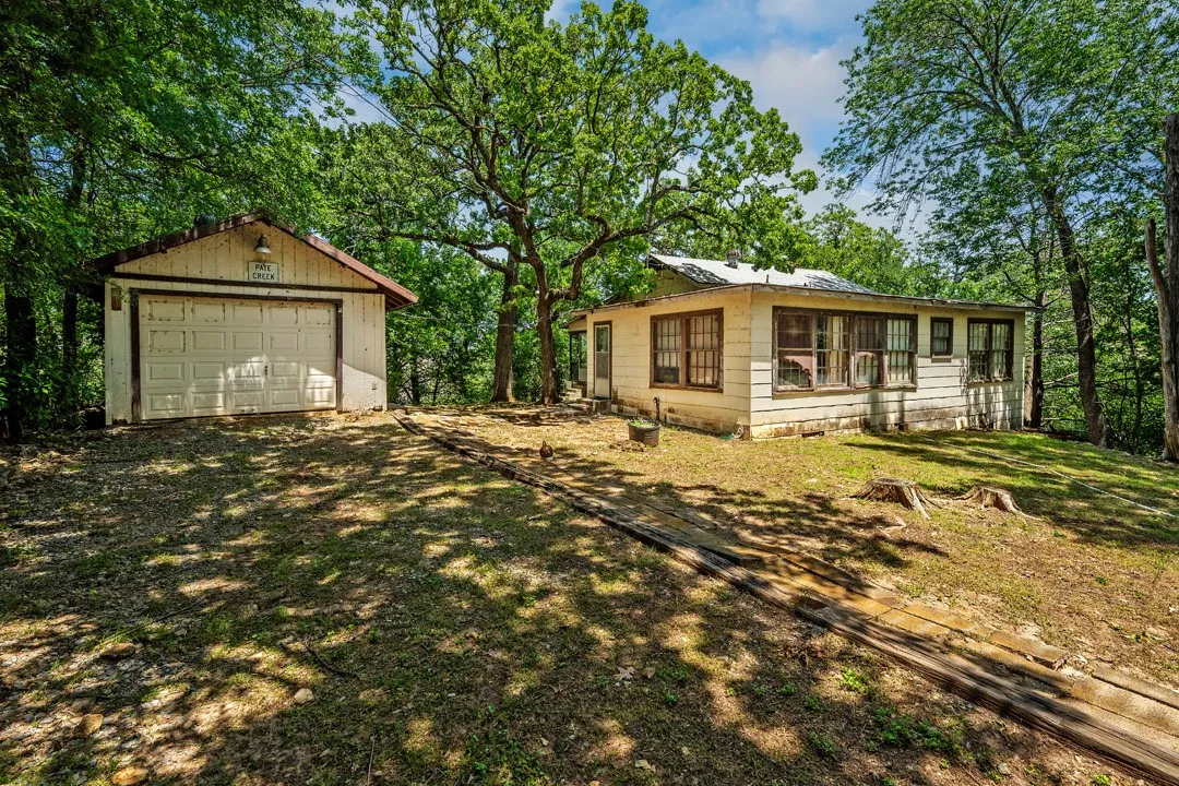 Single Family Residence For Sale in Grayson County , 68 Zumwalt Lane, Pottsboro, Texas 75076, 2 Bedroom, 2 Bathroom, 1 Garage spaces, 1,182 Sqft, built in 1950, mls#20574790, Real Estate Agent in Pottsboro, Homes For Sale in Grayson county, Homes For Sale in Pottsboro, Realtor in Pottsboro Texas, Real Estate Brokerage Independent Realty Texas, Luminita Cordes Realtor