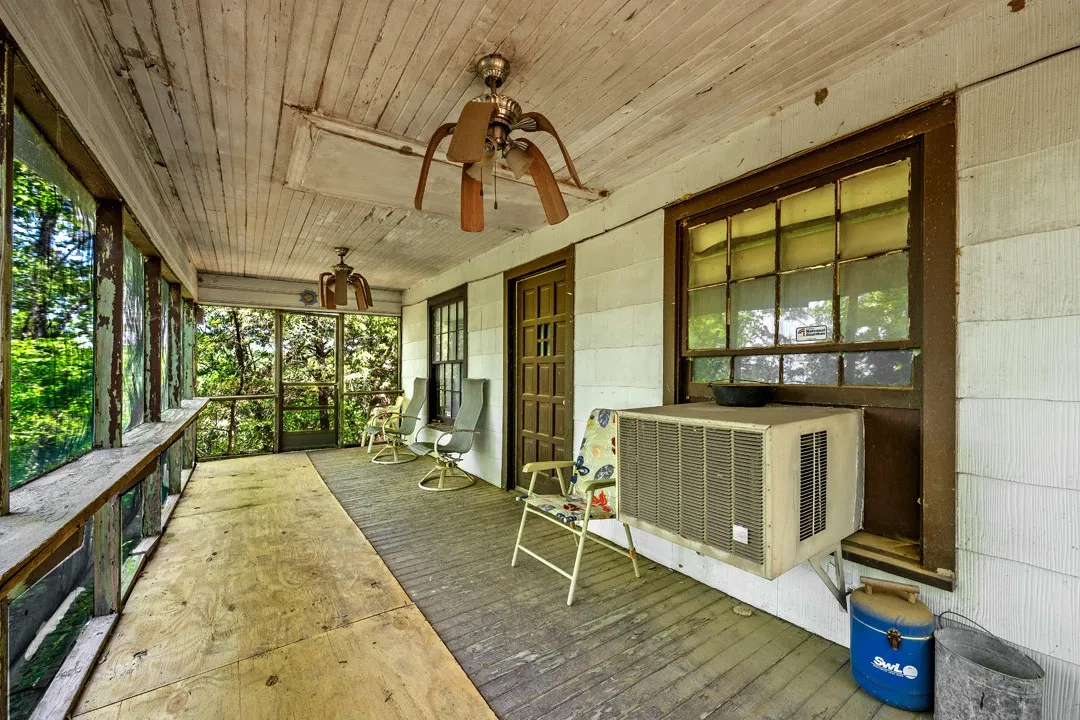 Single Family Residence For Sale in Grayson County , 68 Zumwalt Lane, Pottsboro, Texas 75076, 2 Bedroom, 2 Bathroom, 1 Garage spaces, 1,182 Sqft, built in 1950, mls#20574790, Real Estate Agent in Pottsboro, Homes For Sale in Grayson county, Homes For Sale in Pottsboro, Realtor in Pottsboro Texas, Real Estate Brokerage Independent Realty Texas, Luminita Cordes Realtor