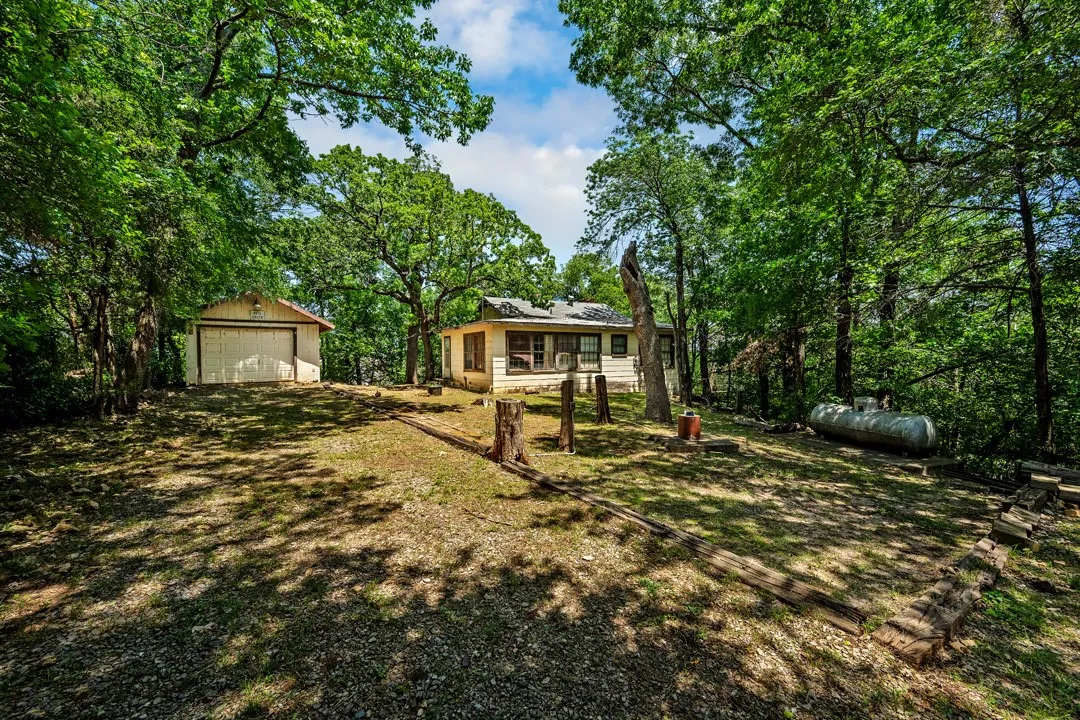 Single Family Residence For Sale in Grayson County , 68 Zumwalt Lane, Pottsboro, Texas 75076, 2 Bedroom, 2 Bathroom, 1 Garage spaces, 1,182 Sqft, built in 1950, mls#20574790, Real Estate Agent in Pottsboro, Homes For Sale in Grayson county, Homes For Sale in Pottsboro, Realtor in Pottsboro Texas, Real Estate Brokerage Independent Realty Texas, Luminita Cordes Realtor