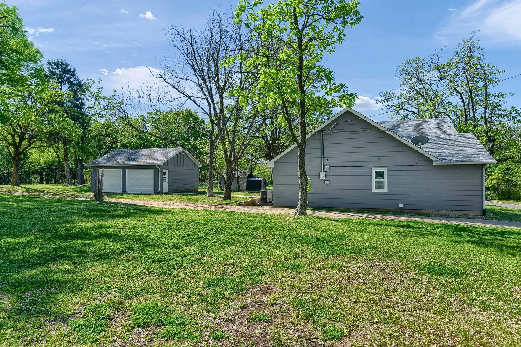Single Family Residence For Sale in Grayson County , 1830 Clark Drive, Denison, Texas 75020, 3 Bedroom, 2 Bathroom, 4 Garage spaces, 1,223 Sqft, built in 2013, Preowned, mls#20581369, Real Estate Agent in Denison, Homes For Sale in Grayson county, Homes For Sale in Denison, Realtor in Denison Texas, Real Estate Brokerage Independent Realty Texas, Luminita Cordes Realtor