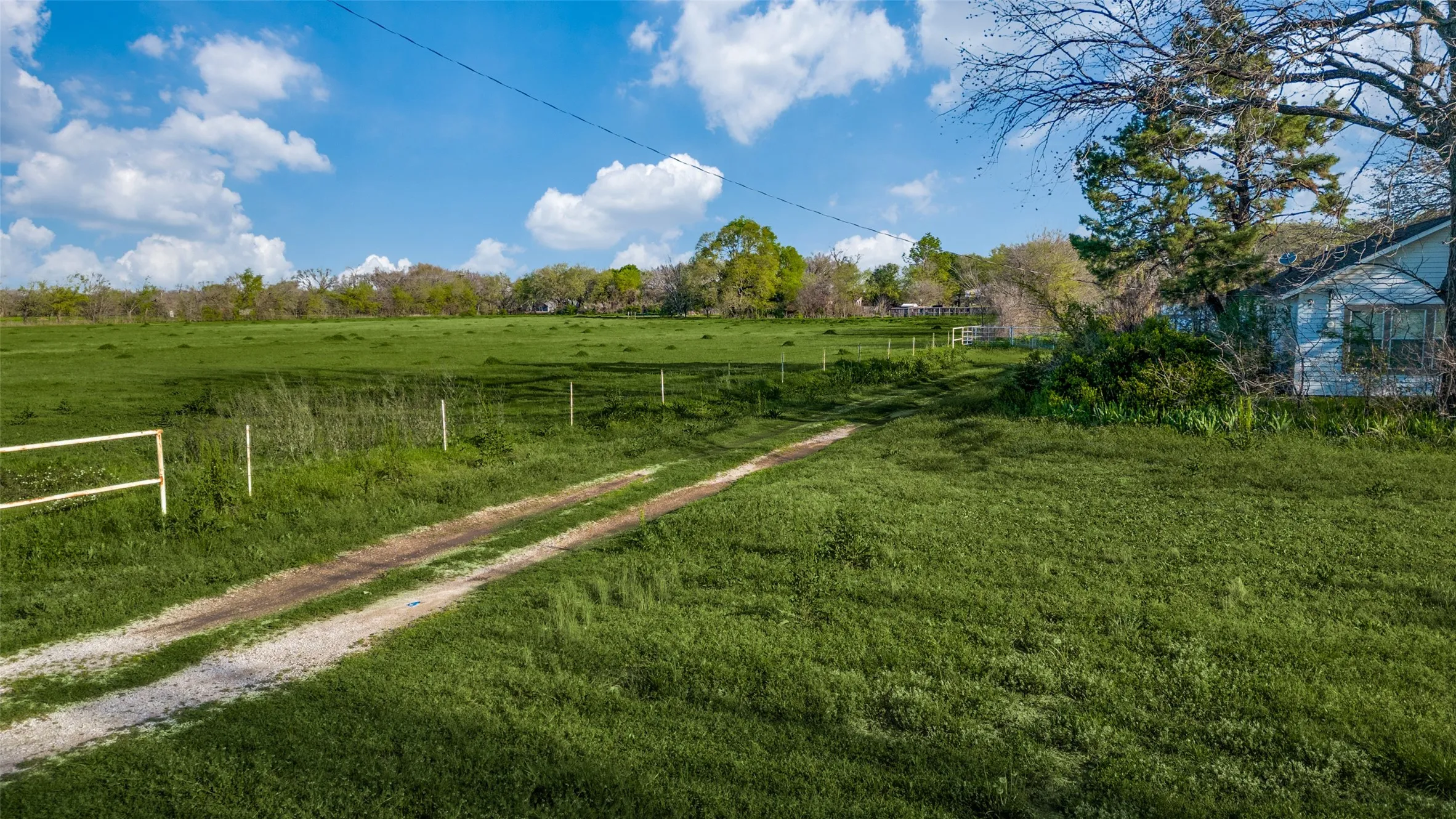 Gravel road leading to house from FM 428.