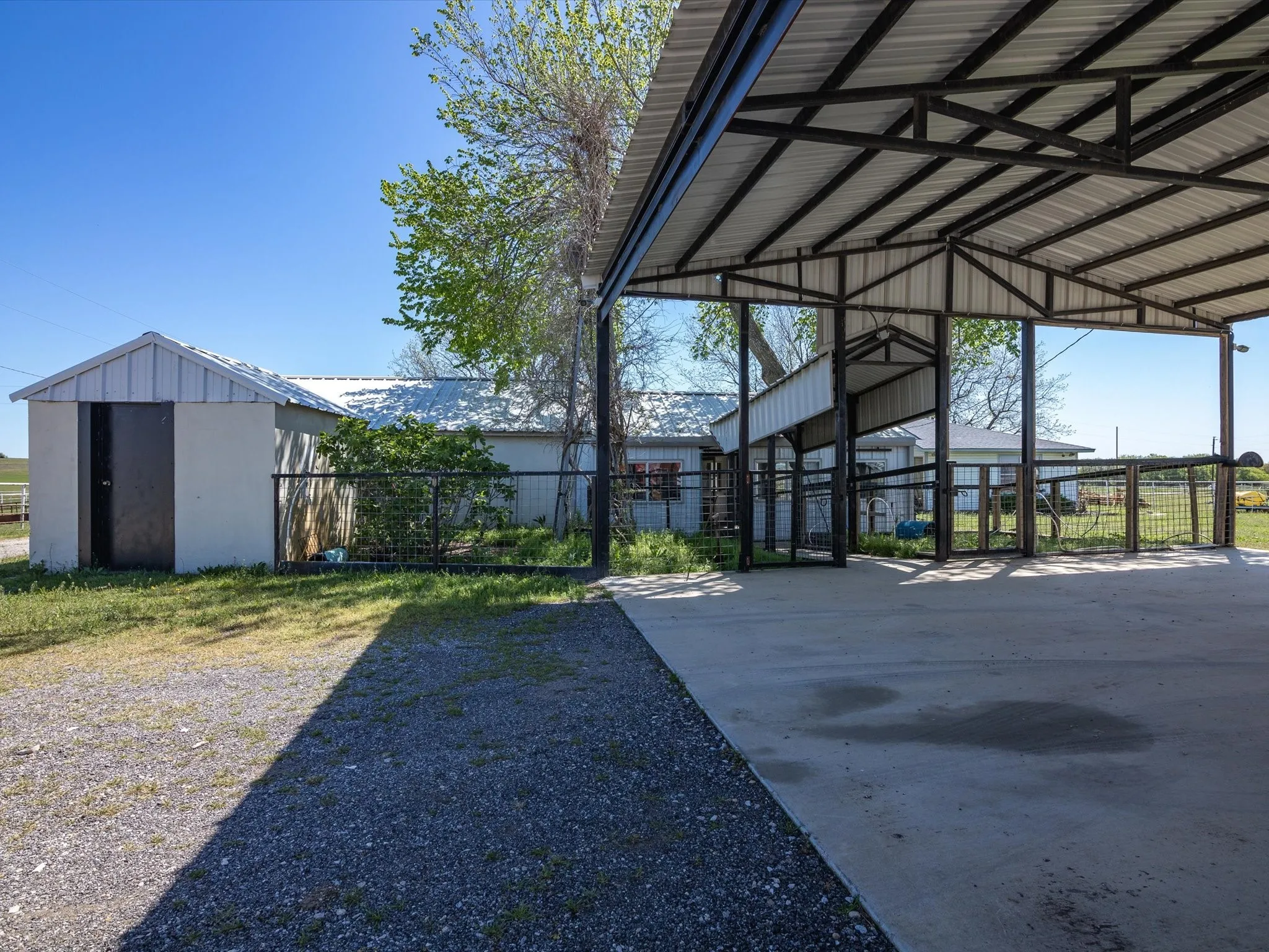 View of yard featuring an outdoor structure