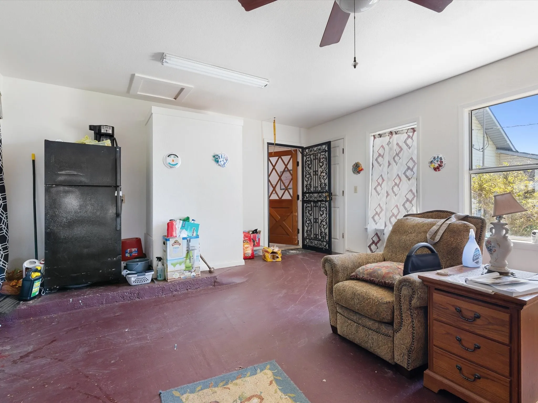 Living area with ceiling fan