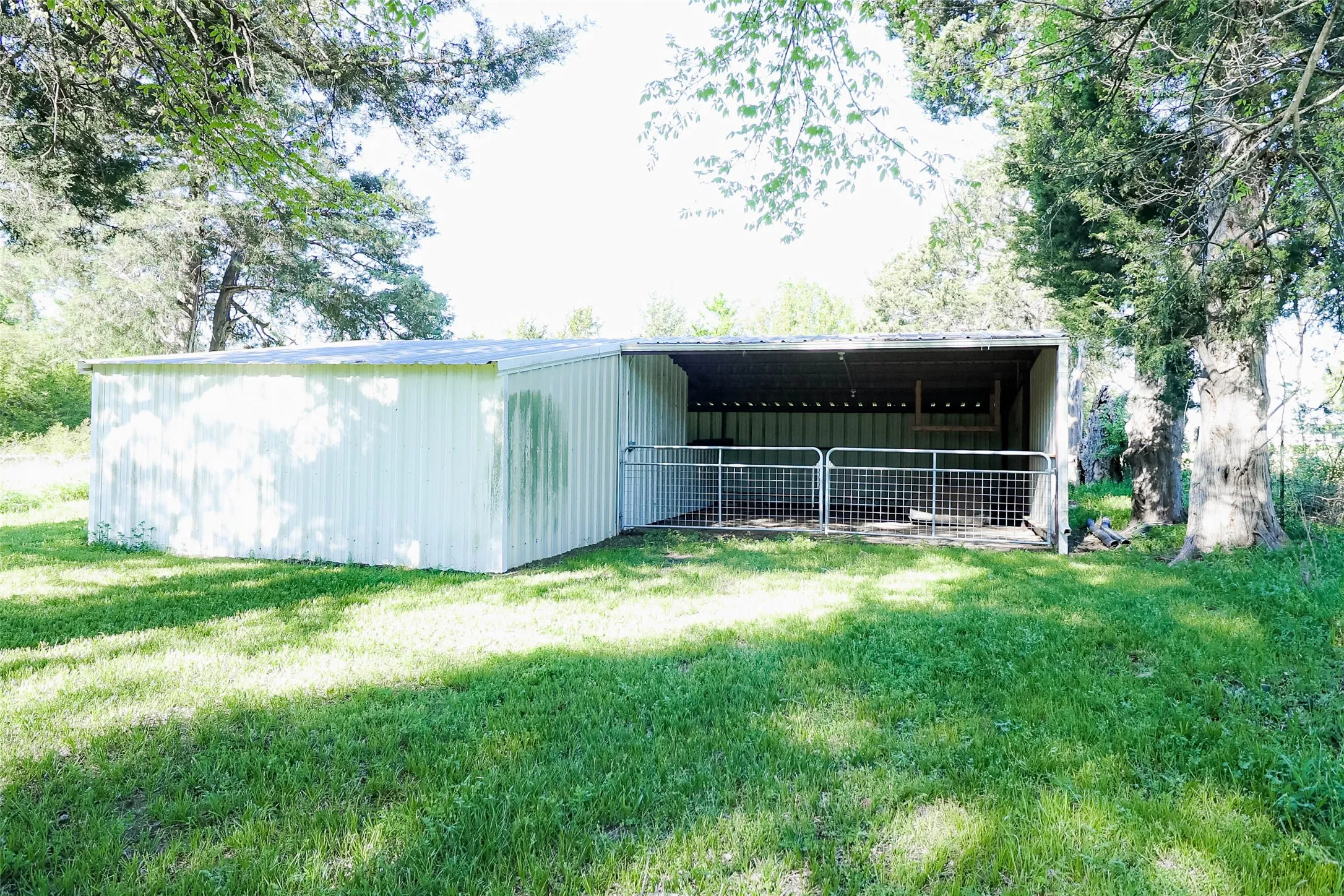 Farm For Sale in Fannin County , 679 County Road 1465, Bonham, Texas 75418, 3 Bedroom, 2 Bathroom, Garage spaces, 1,900 Sqft, built in 2001, Unknown, mls#20584448, Real Estate Agent in Bonham, Homes For Sale in Fannin county, Homes For Sale in Bonham, Realtor in Bonham Texas, Real Estate Brokerage Independent Realty Texas, Luminita Cordes Realtor