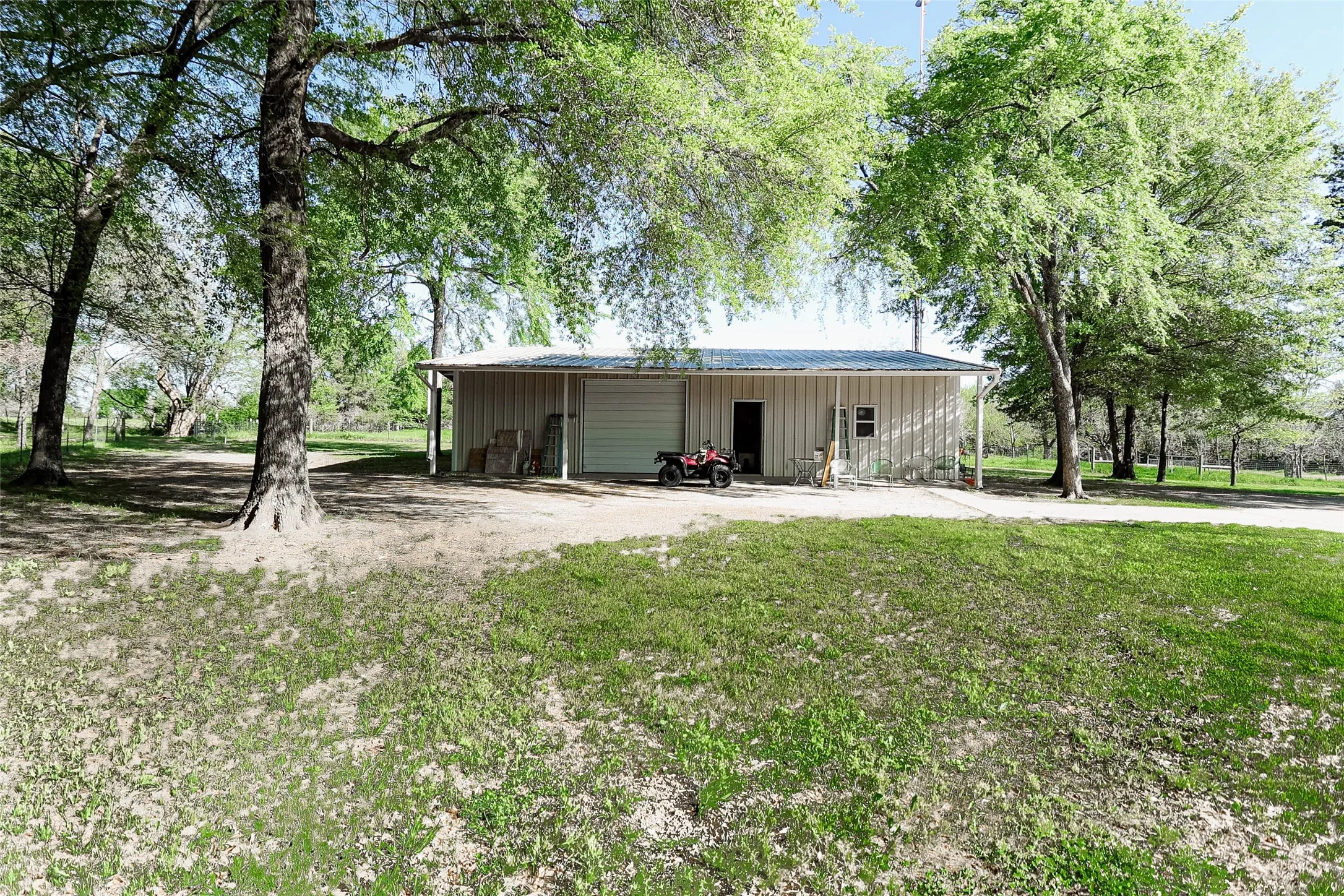 Farm For Sale in Fannin County , 679 County Road 1465, Bonham, Texas 75418, 3 Bedroom, 2 Bathroom, Garage spaces, 1,900 Sqft, built in 2001, Unknown, mls#20584448, Real Estate Agent in Bonham, Homes For Sale in Fannin county, Homes For Sale in Bonham, Realtor in Bonham Texas, Real Estate Brokerage Independent Realty Texas, Luminita Cordes Realtor