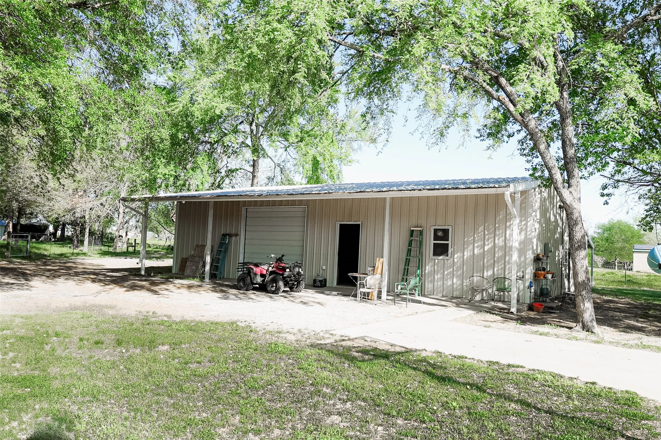 Farm For Sale in Fannin County , 679 County Road 1465, Bonham, Texas 75418, 3 Bedroom, 2 Bathroom, Garage spaces, 1,900 Sqft, built in 2001, Unknown, mls#20584448, Real Estate Agent in Bonham, Homes For Sale in Fannin county, Homes For Sale in Bonham, Realtor in Bonham Texas, Real Estate Brokerage Independent Realty Texas, Luminita Cordes Realtor