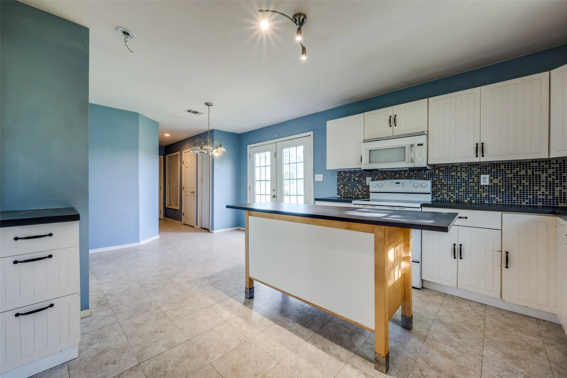 Your kitchen - cabinets, prep space and moveable island