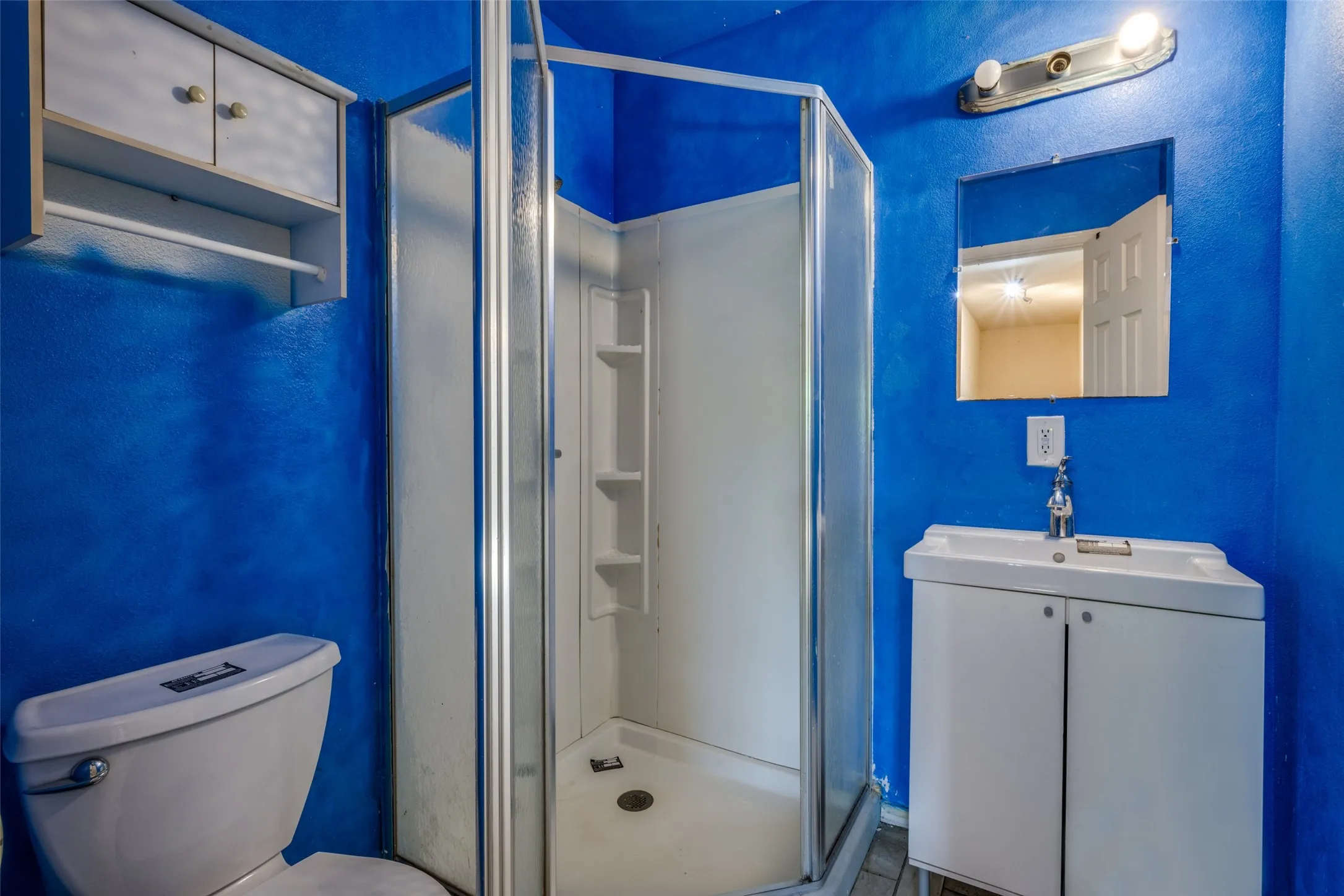 The secondary bath will full shower