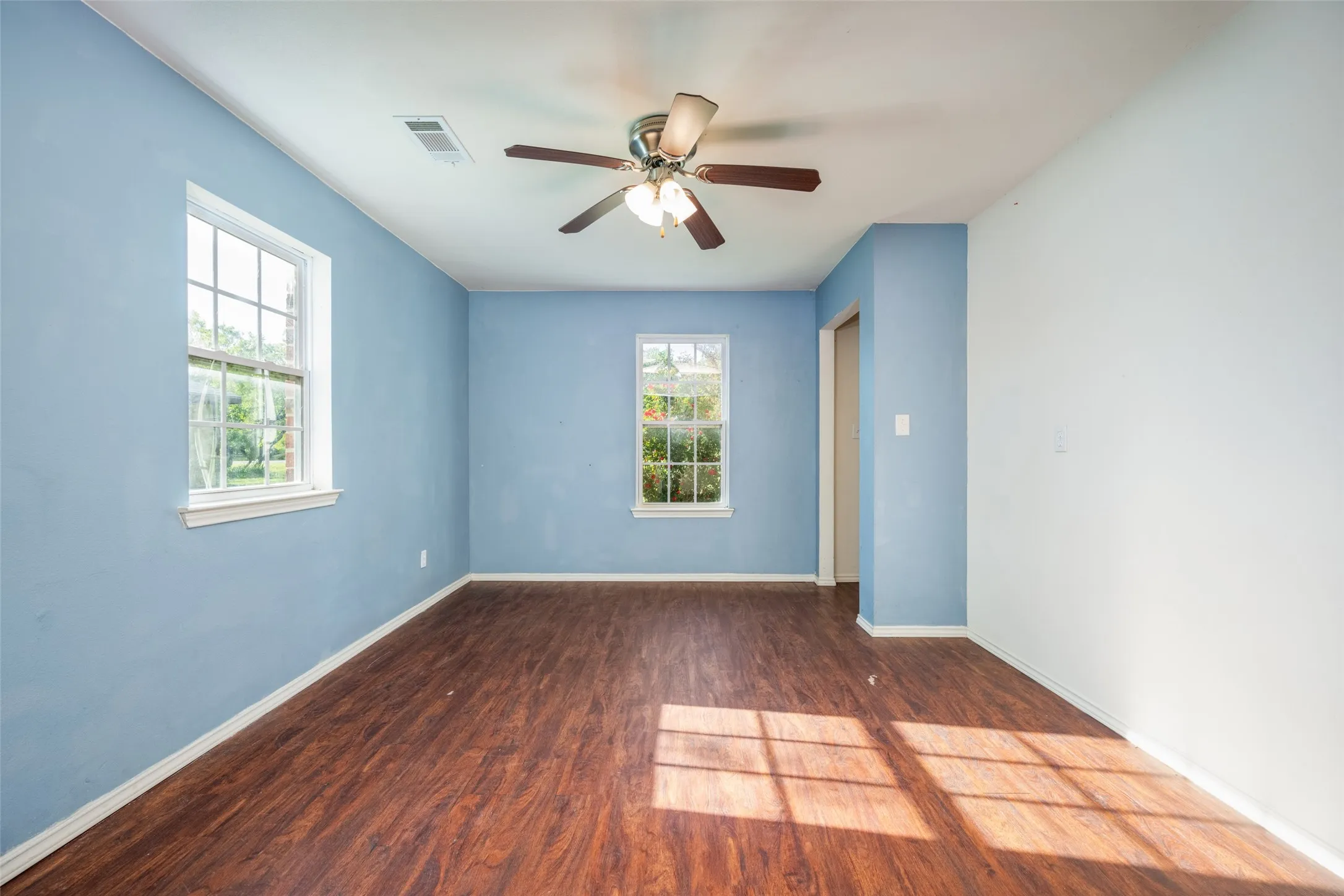 There is no shortage of natural light here!  Don't you just love it?