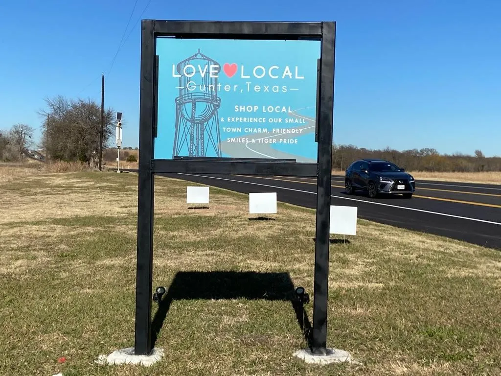 Community sign featuring a yard