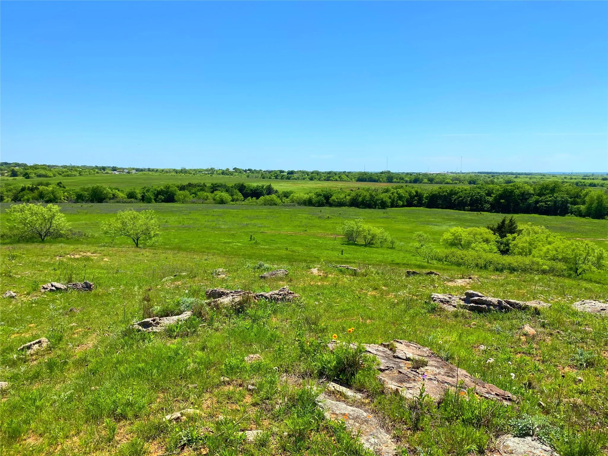 Birds eye view of property featuring a rural view
