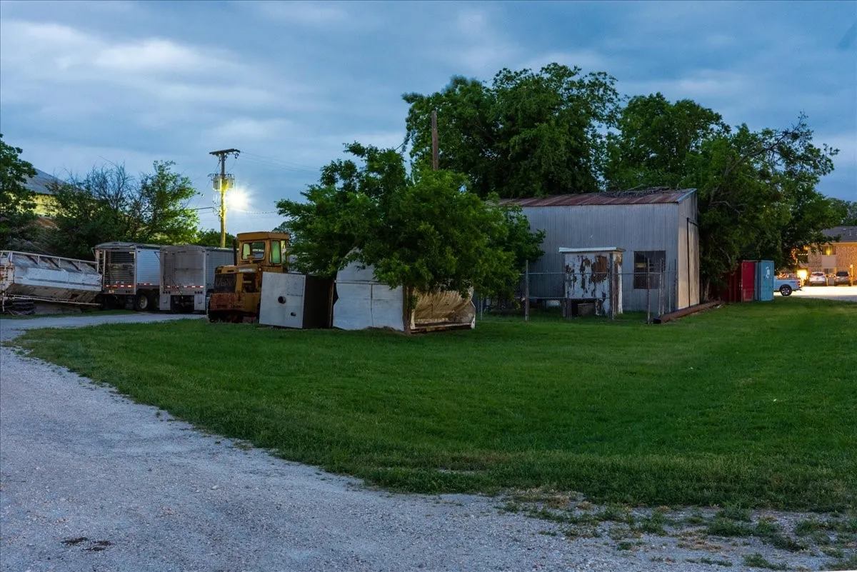 View of yard featuring an outdoor structure